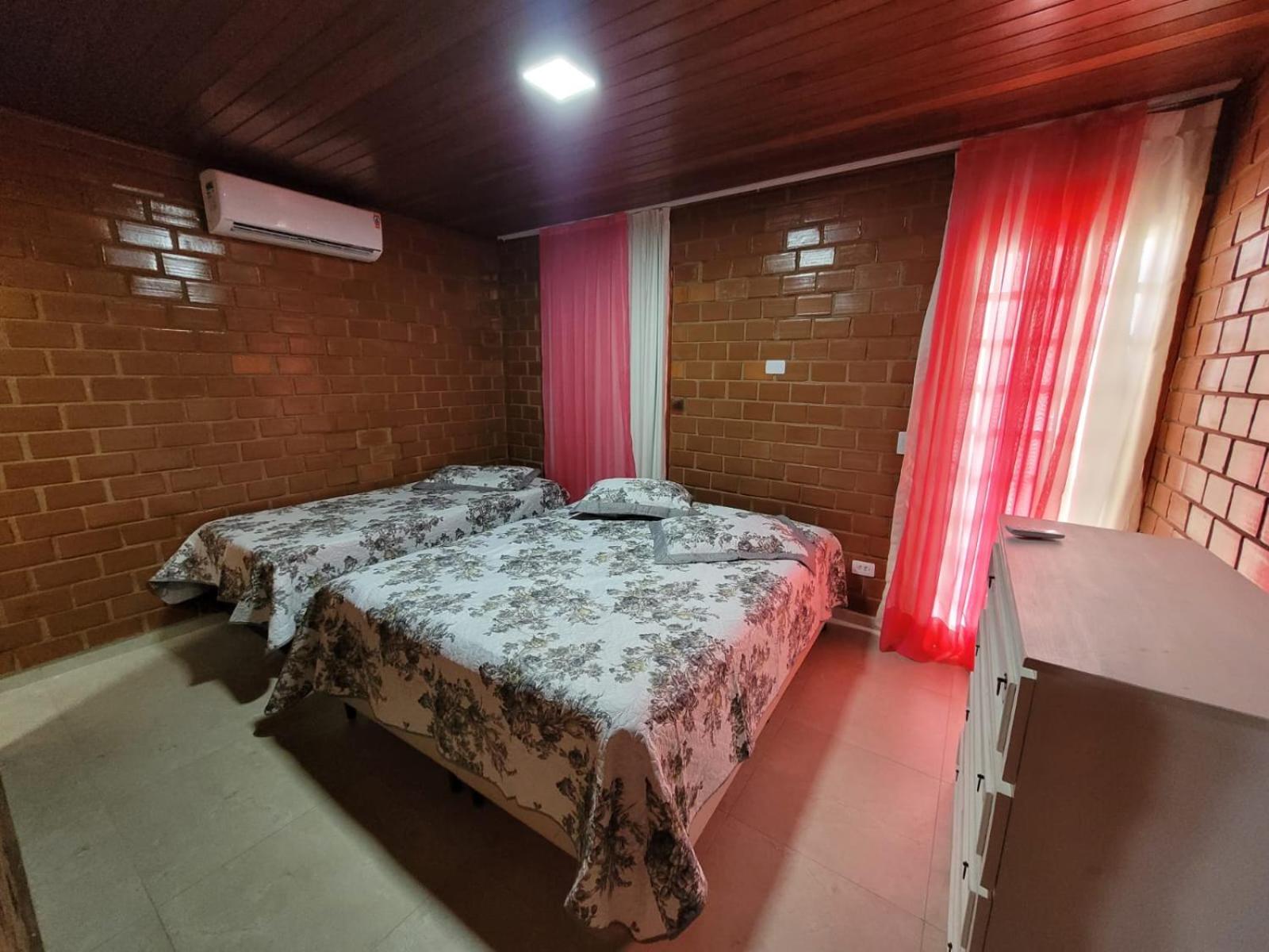 Casa de Campo Novo gravatá em condomínio, lazer completo com piscina compartilhada, churraqueira e forno a lenha privado e uma vista espetacular e com aque