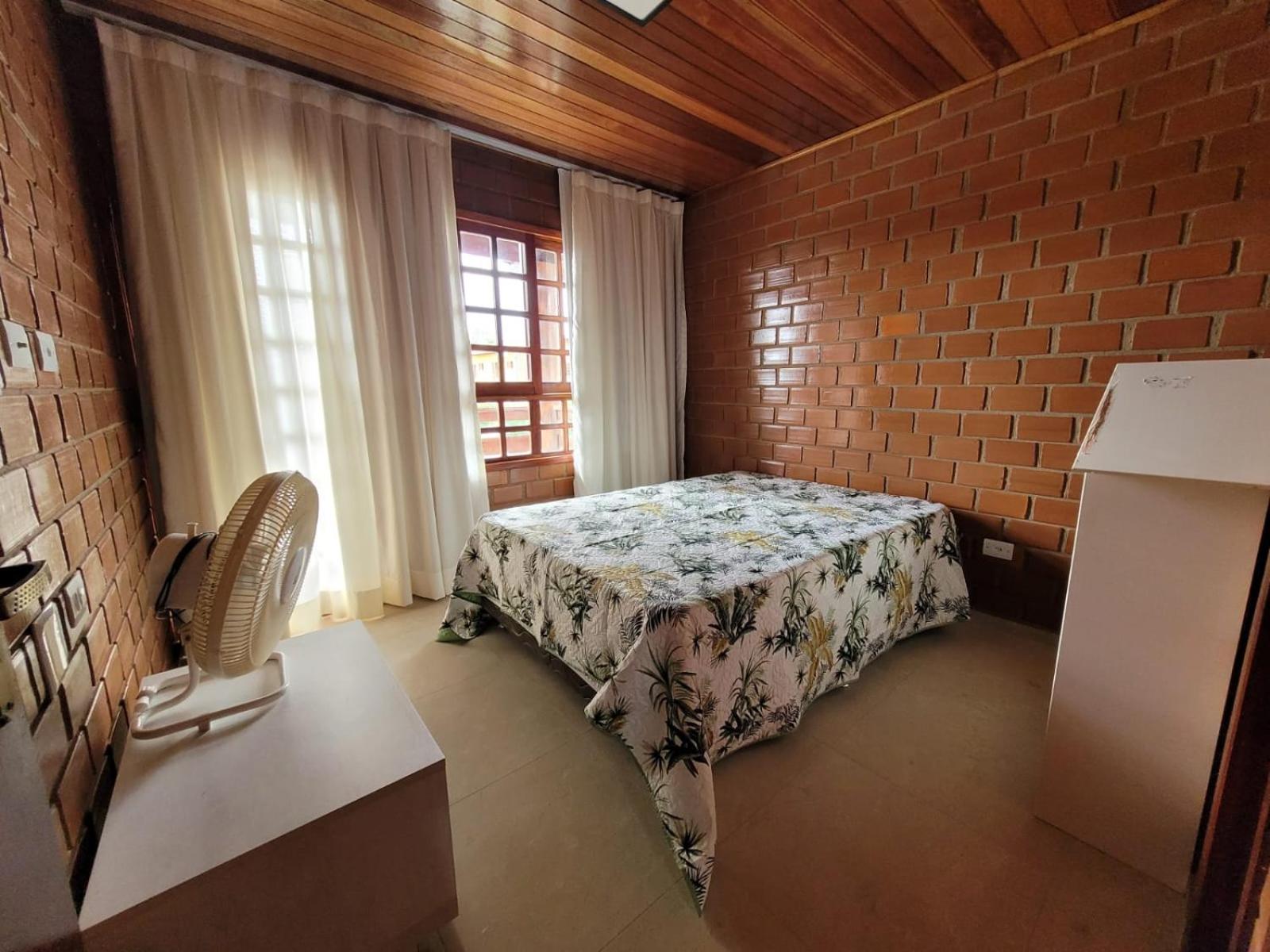 Casa de Campo Novo gravatá em condomínio, lazer completo com piscina compartilhada, churraqueira e forno a lenha privado e uma vista espetacular e com aque