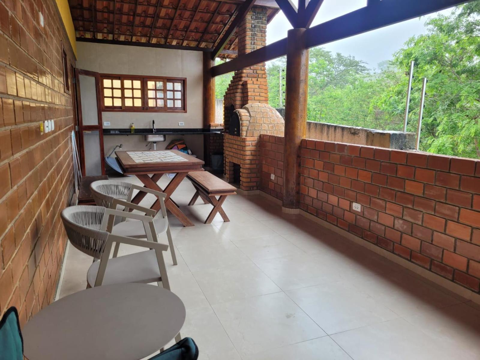 Casa de Campo Novo gravatá em condomínio, lazer completo com piscina compartilhada, churraqueira e forno a lenha privado e uma vista espetacular e com aque