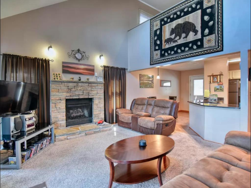 Ski Mtn Chalet: Hot Tub, Sauna, Fireplace, Arcade Games, Mountain Views view 3