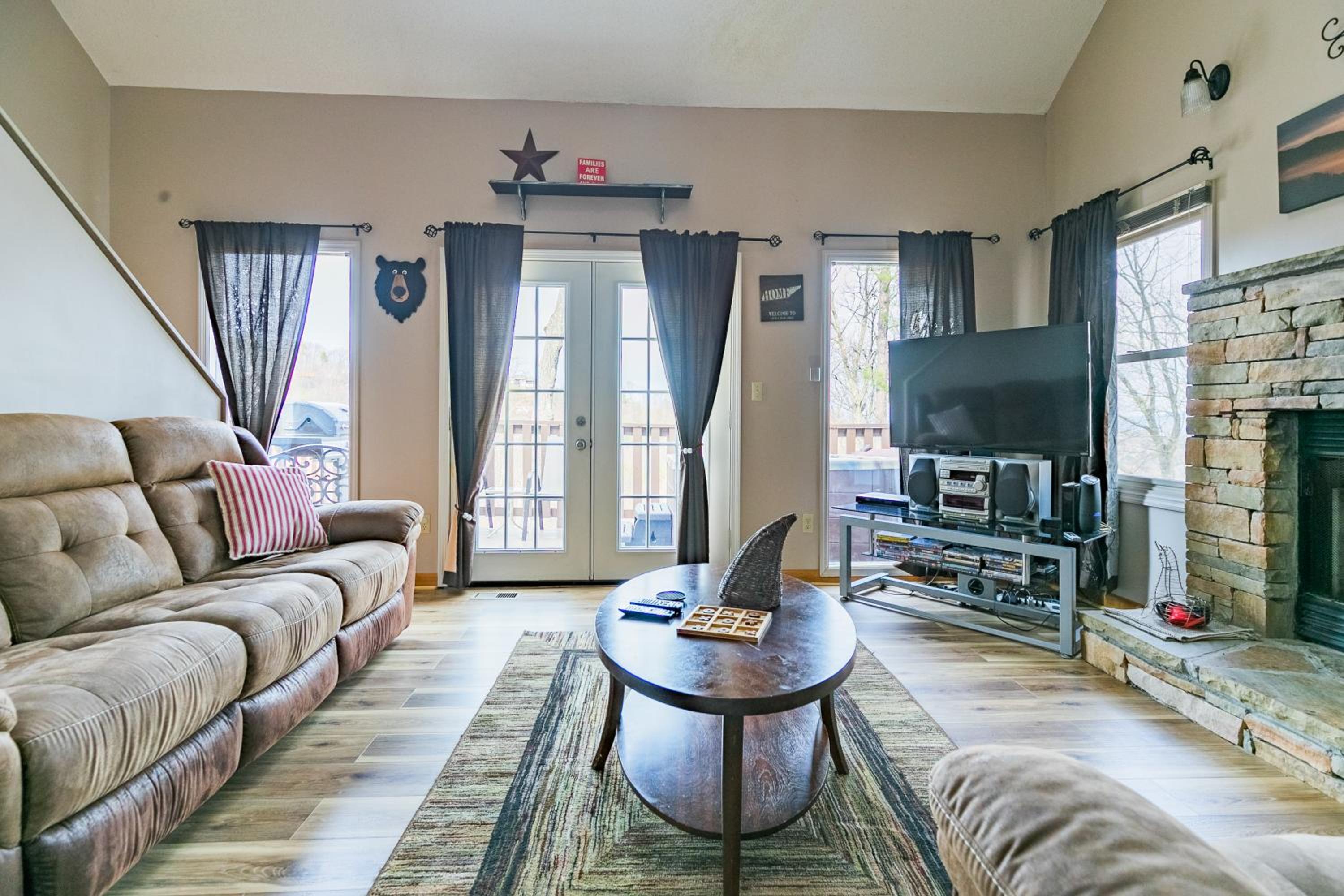 Ski Mtn Chalet: Hot Tub, Sauna, Fireplace, Arcade Games, Mountain Views view 4