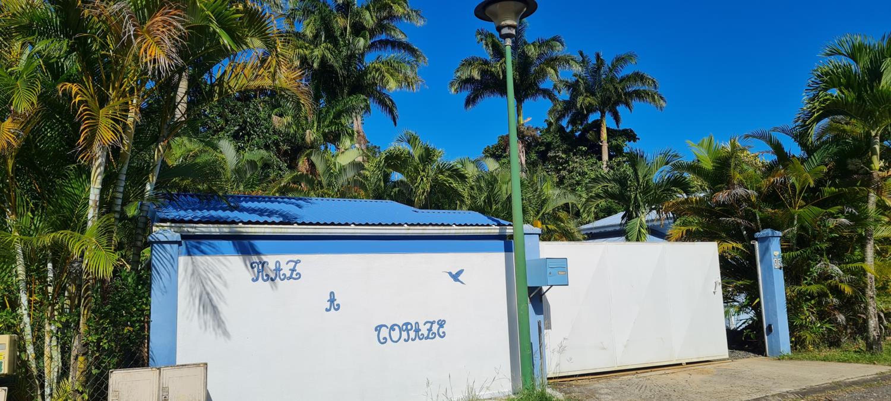 Gîte Kaz à Topaze, piscine, jardin tropical view 4