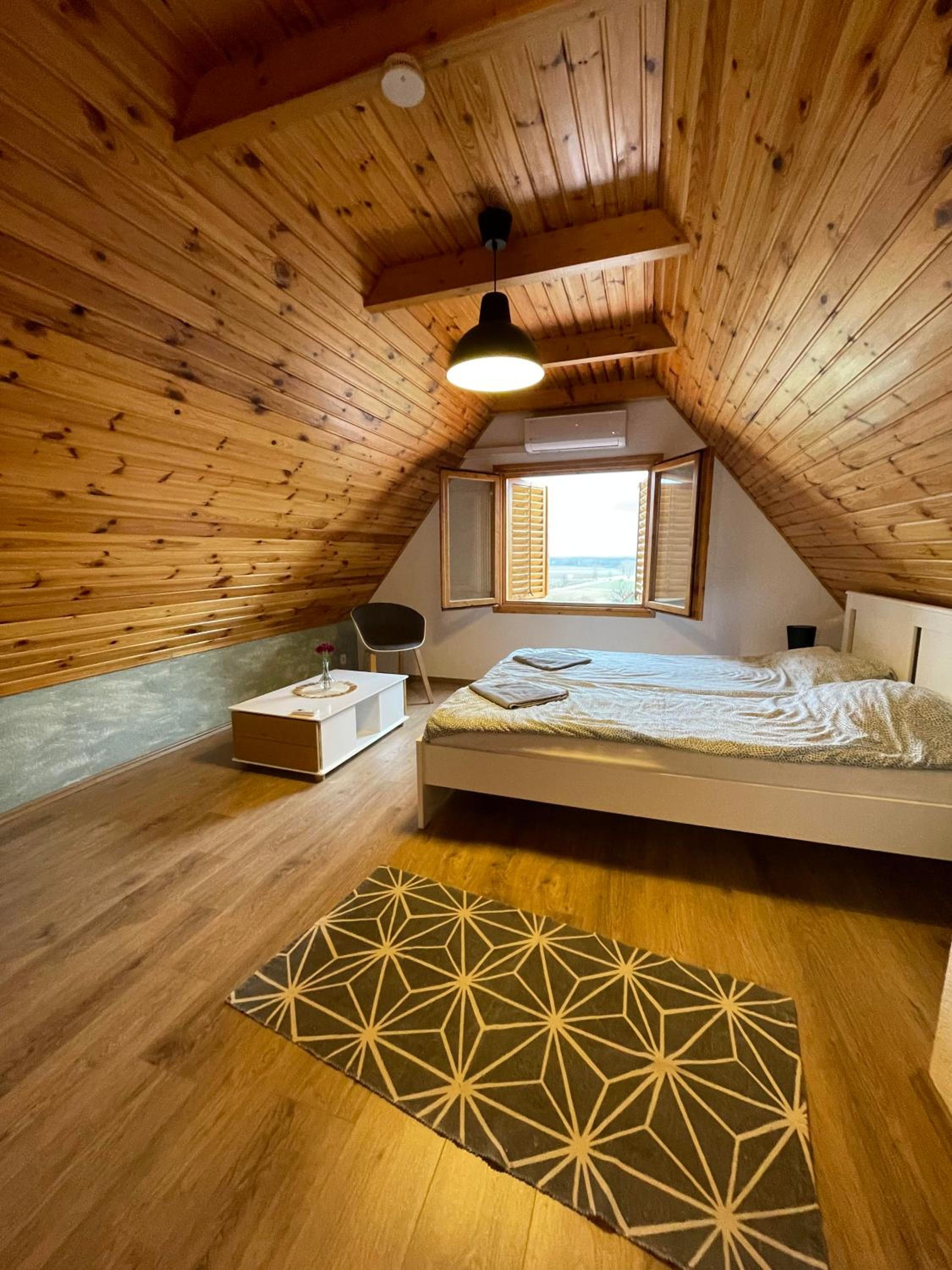 Alma Apartmanház