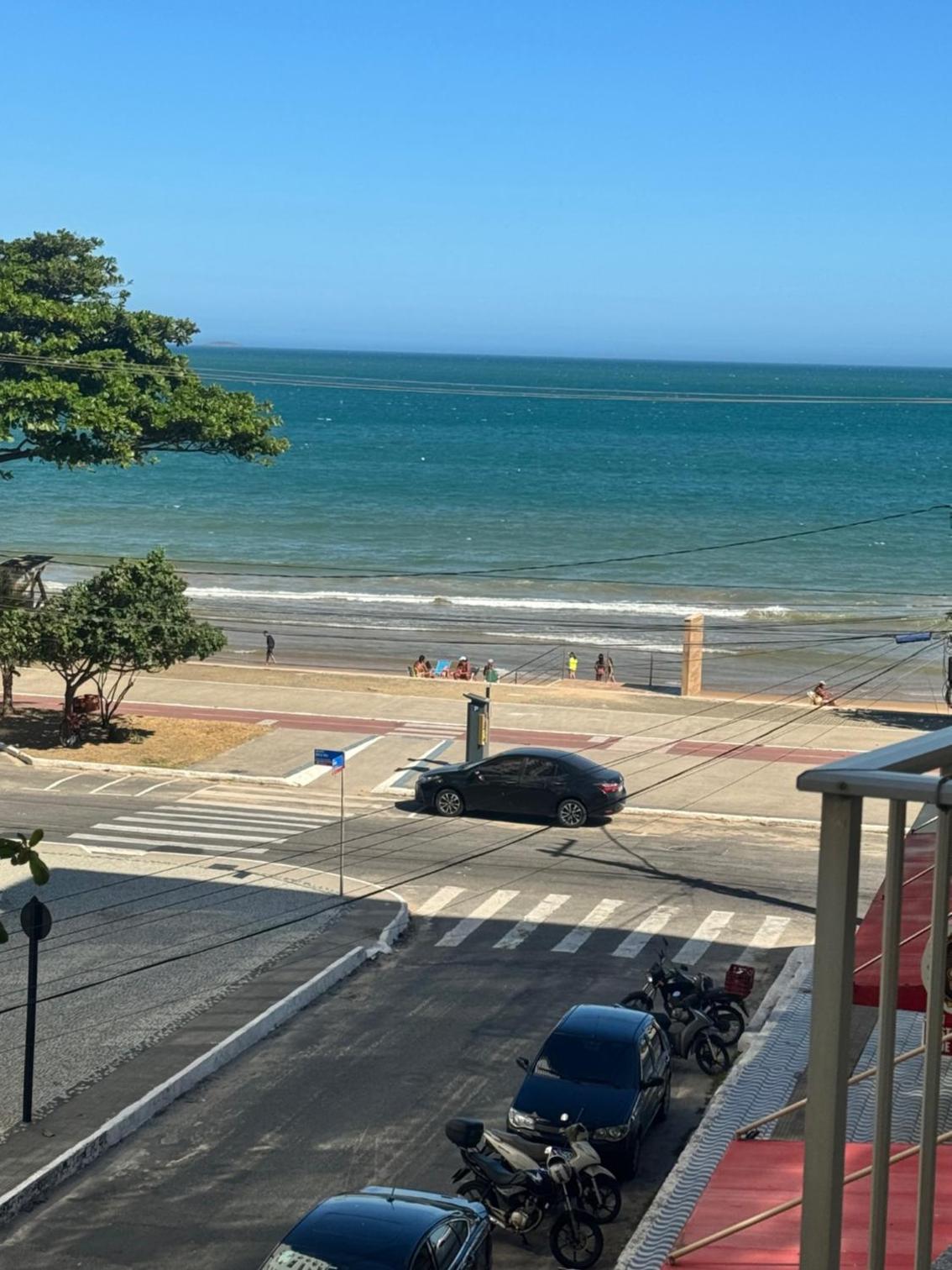 Flat Vista Mar 109 - Praia do Morro - prédio frente Mar - varanda com vista mar - elevador - atravessou a avenida, ja esta na Praia - internet - com garage