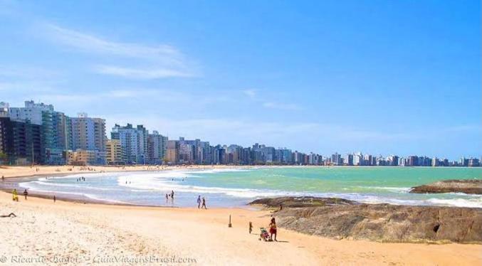 Flat Vista Mar 109 - Praia do Morro - prédio frente Mar - varanda com vista mar - elevador - atravessou a avenida, ja esta na Praia - internet - com garage