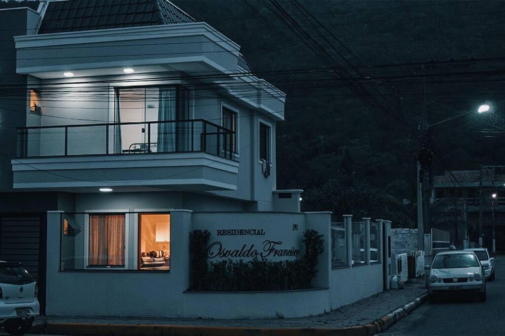 Sobrado amplo e confortável em Porto Belo