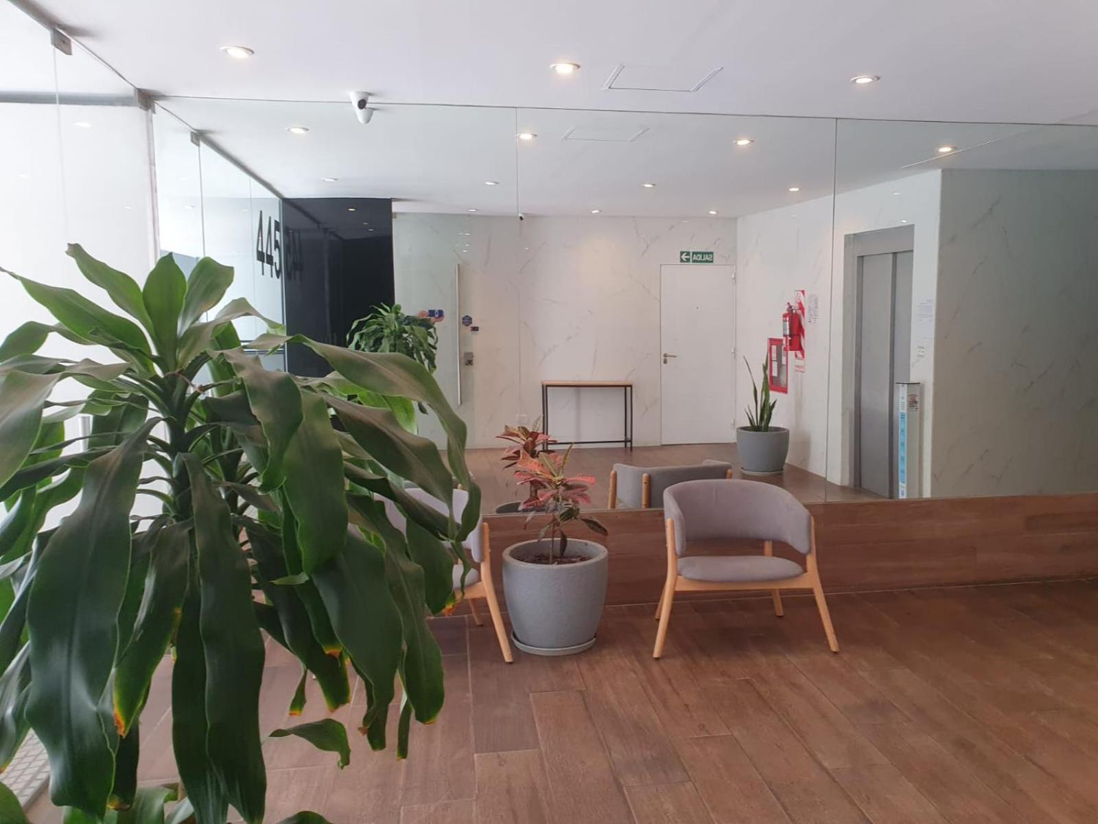 Estudio luminoso con balcón cerca de UADE y Favaloro