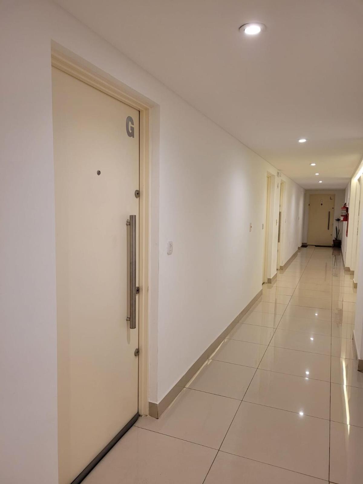 Estudio luminoso con balcón cerca de UADE y Favaloro