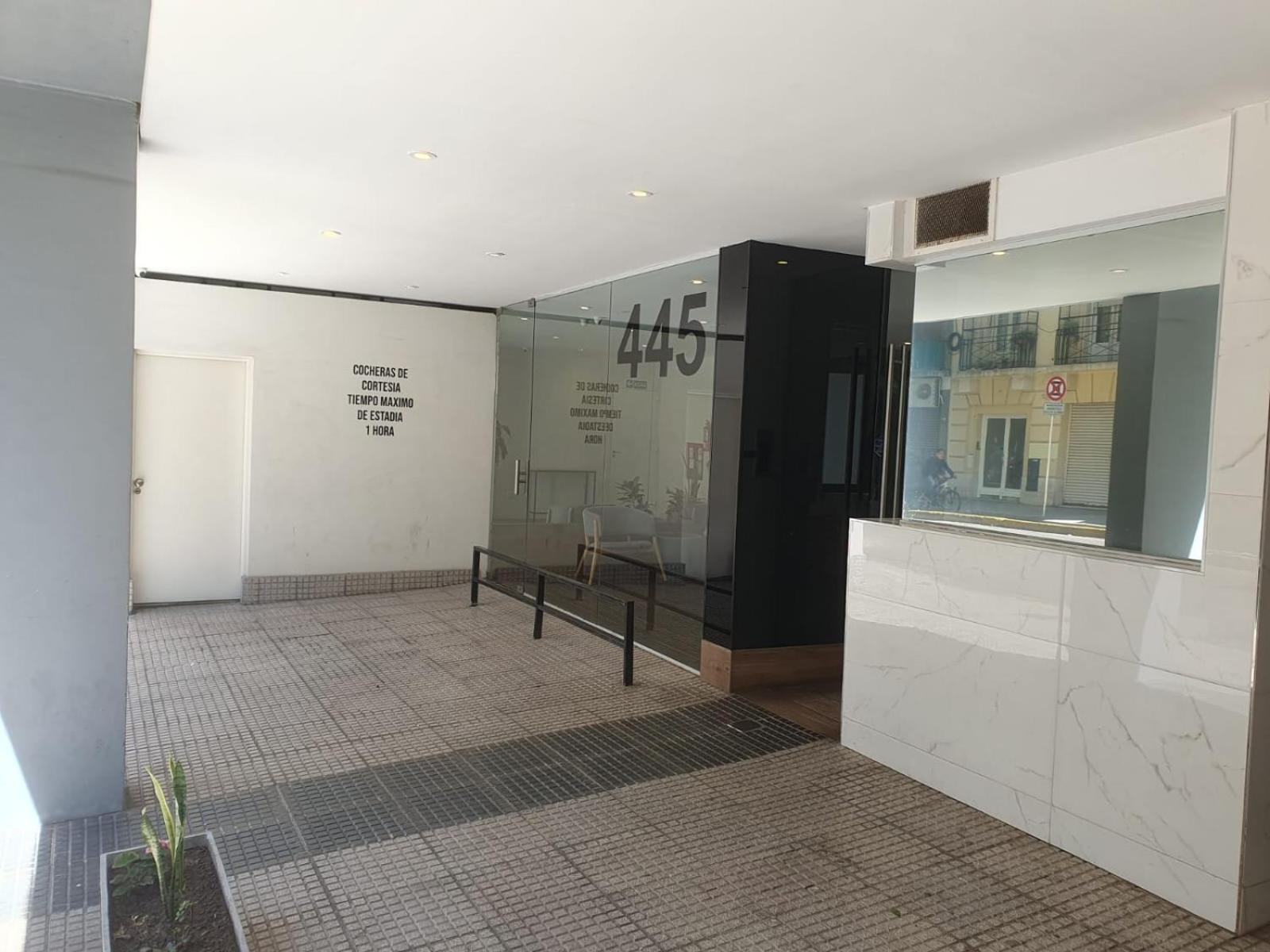 Estudio luminoso con balcón cerca de UADE y Favaloro
