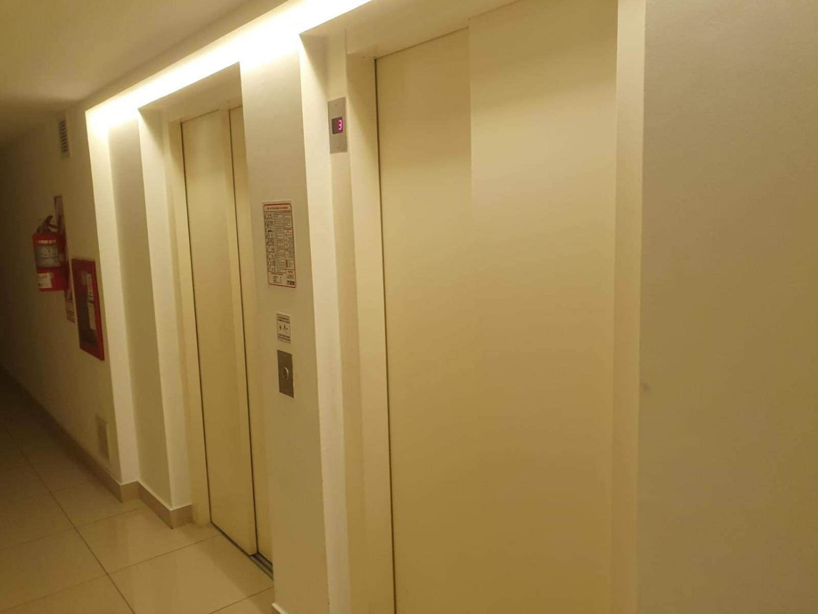 Estudio luminoso con balcón cerca de UADE y Favaloro