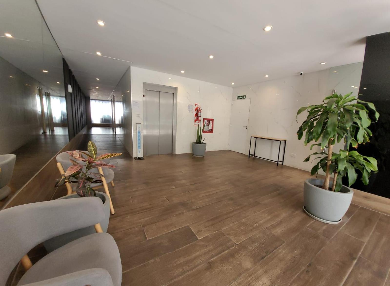 Estudio luminoso con balcón cerca de UADE y Favaloro
