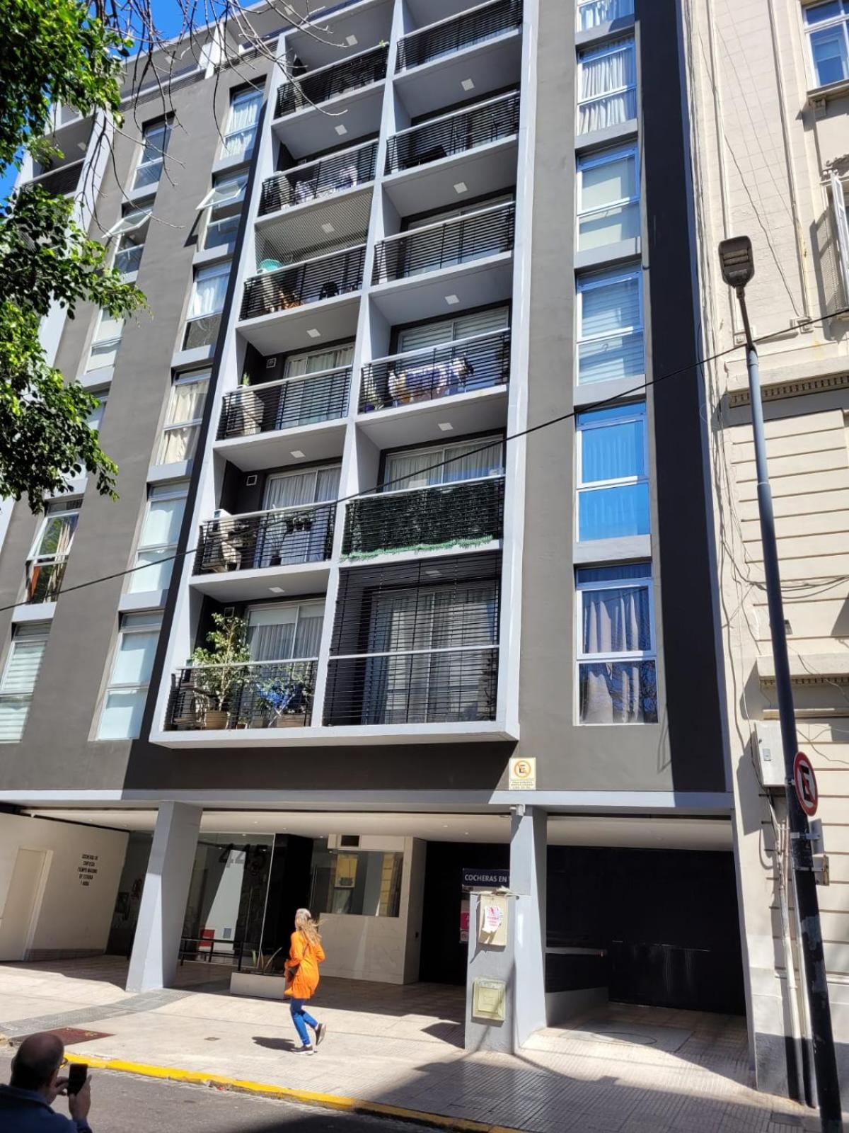 Estudio luminoso con balcón cerca de UADE y Favaloro