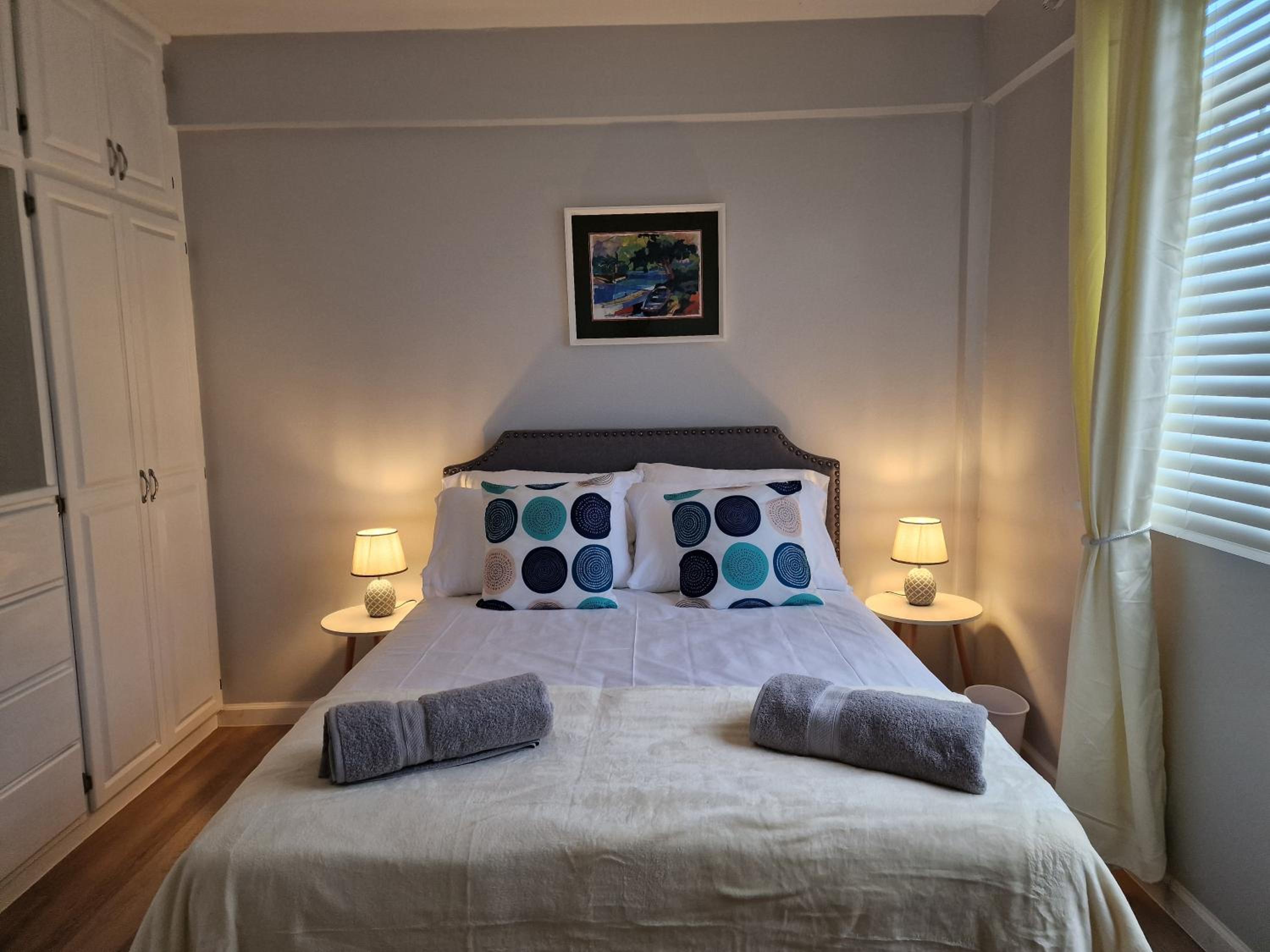 2 Bed, parking, gated, modern view 4