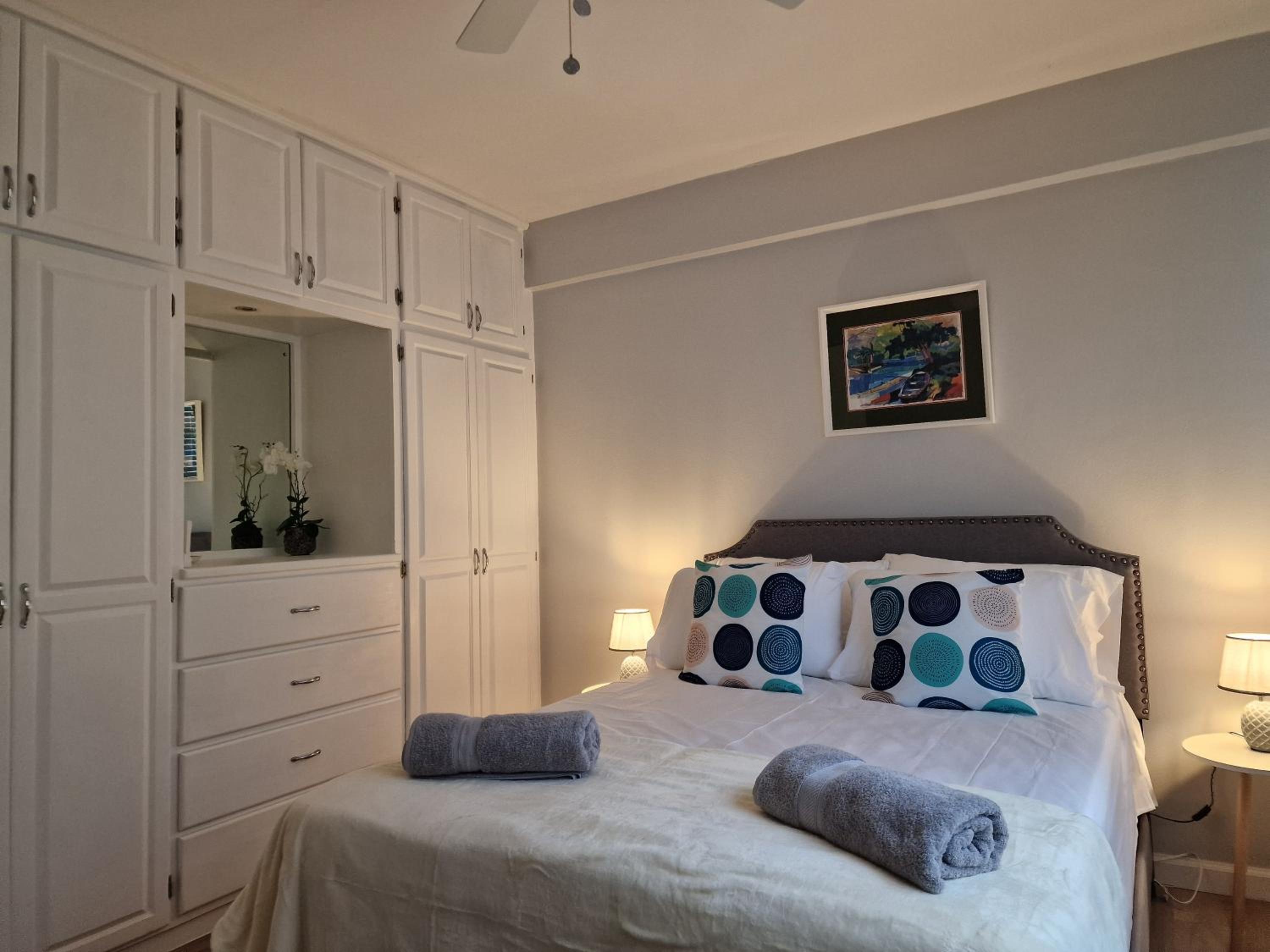 2 Bed, parking, gated, modern view 3