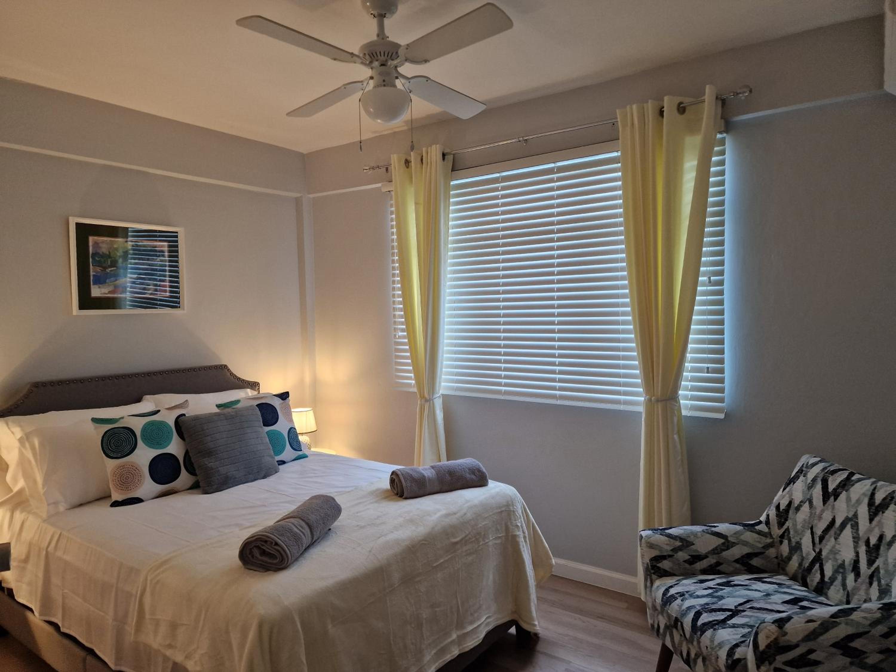 2 Bed, parking, gated, modern view 5