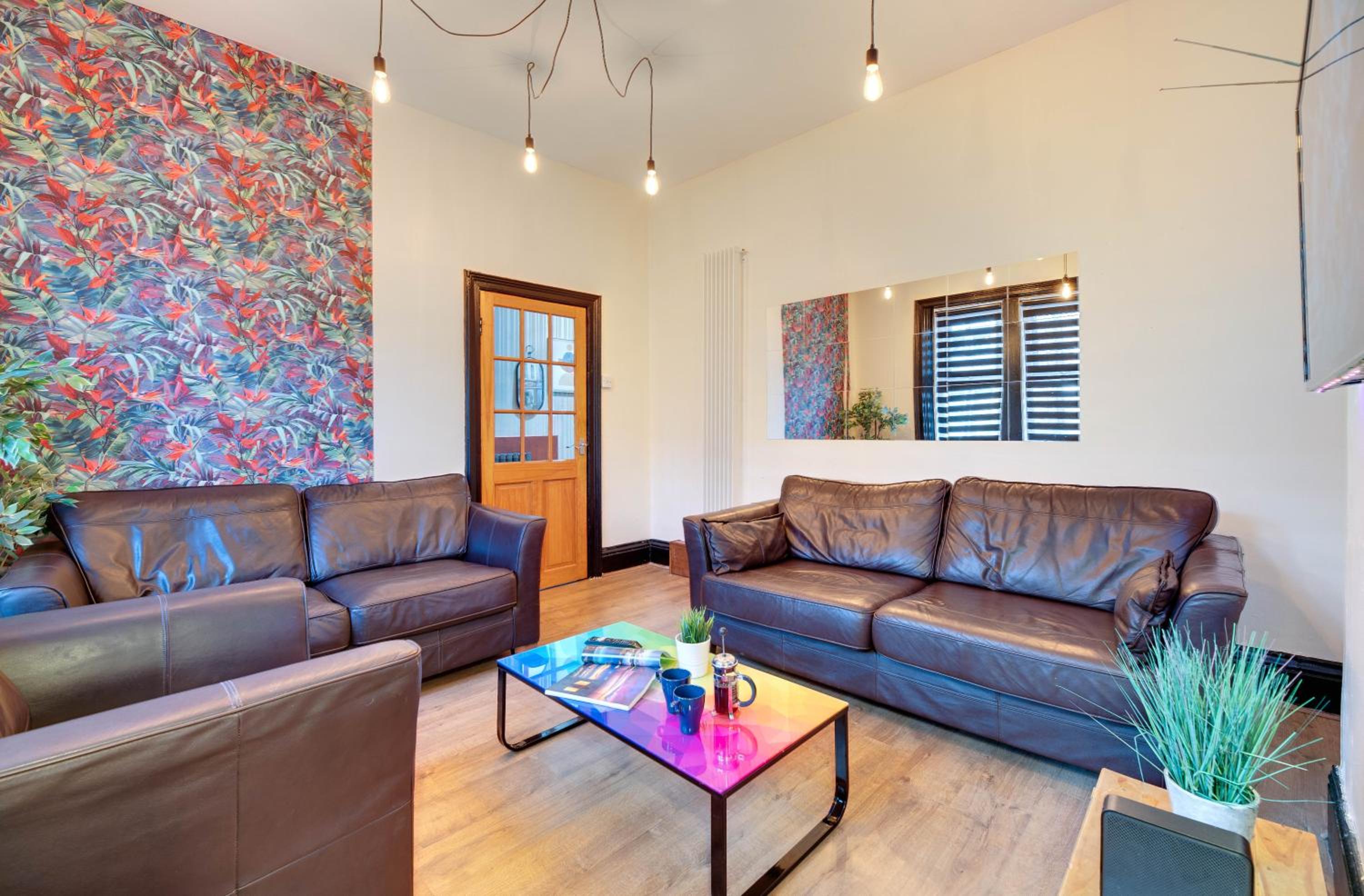 Newcastle CITY APT35,FREE STREET PARKING,4 BEDROOM HOUSE,8 SINGLE BEDS,FULL KITCHEN,ALL ROOMS WITH TVs,NETFLIX view 3