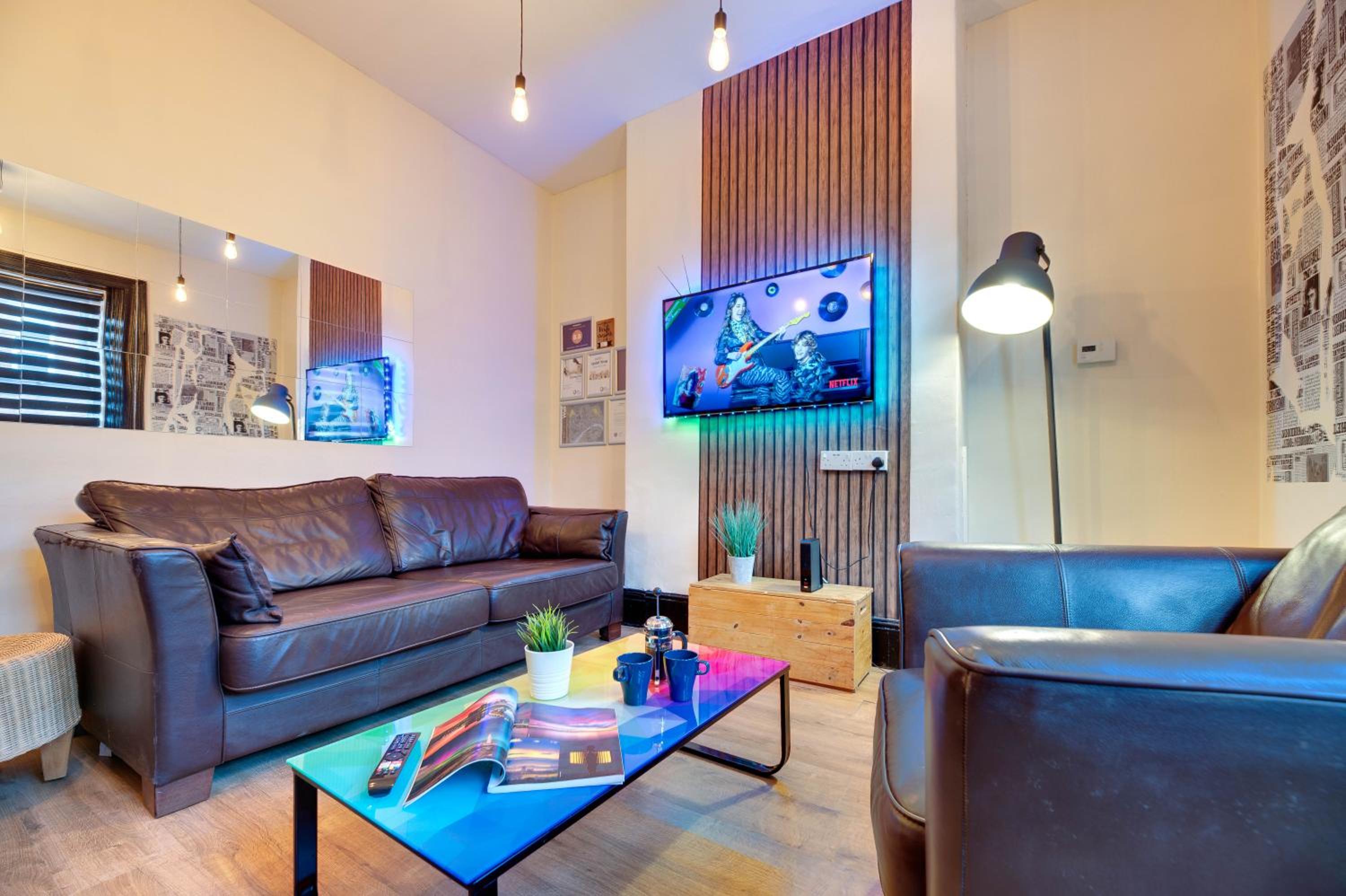 Newcastle CITY APT35,FREE STREET PARKING,4 BEDROOM HOUSE,8 SINGLE BEDS,FULL KITCHEN,ALL ROOMS WITH TVs,NETFLIX view 2