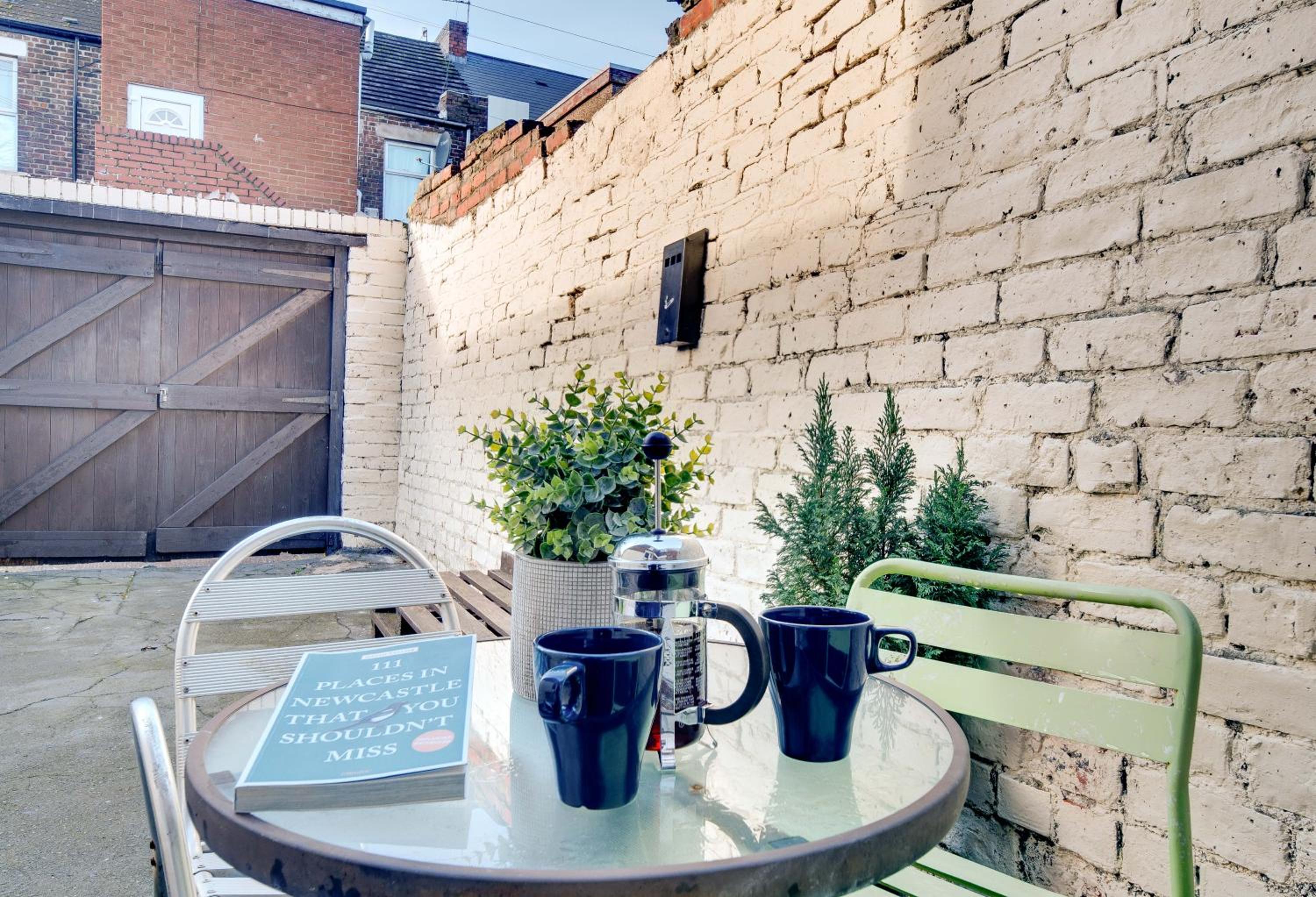 Newcastle CITY APT35,FREE STREET PARKING,4 BEDROOM HOUSE,8 SINGLE BEDS,FULL KITCHEN,ALL ROOMS WITH TVs,NETFLIX view 4