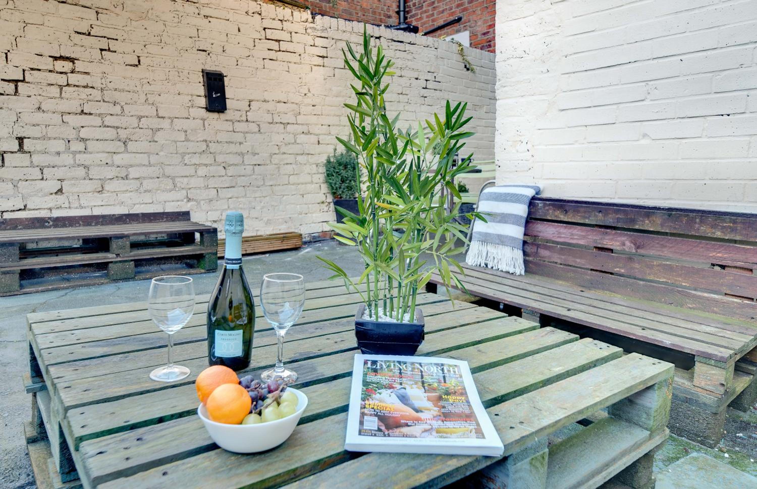 Newcastle CITY APT35,FREE STREET PARKING,4 BEDROOM HOUSE,8 SINGLE BEDS,FULL KITCHEN,ALL ROOMS WITH TVs,NETFLIX view 5