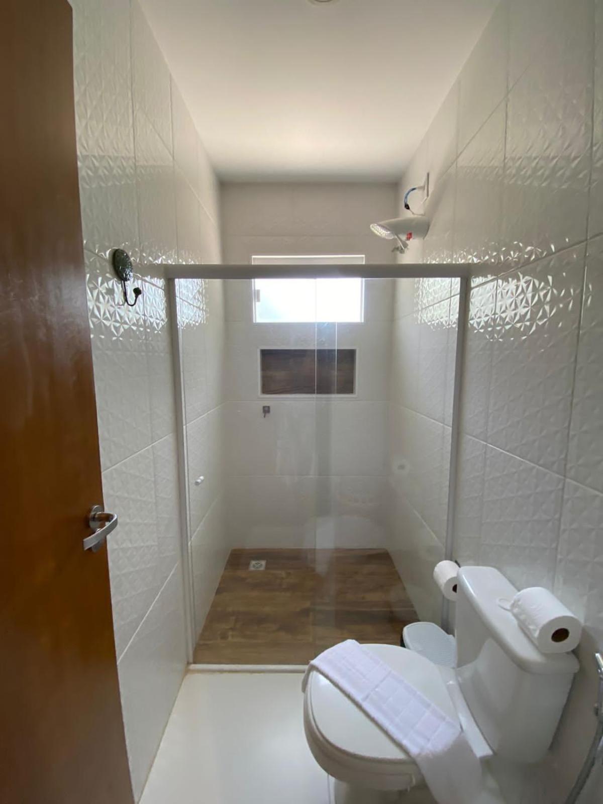 Casa com Piscina, 3 Suites, sala de estar e cozinha completa
