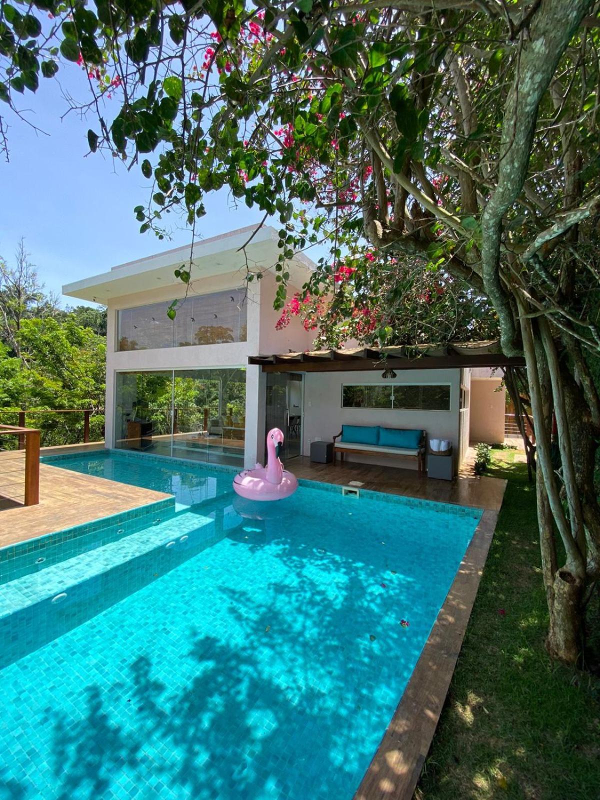 Casa com Piscina, 3 Suites, sala de estar e cozinha completa