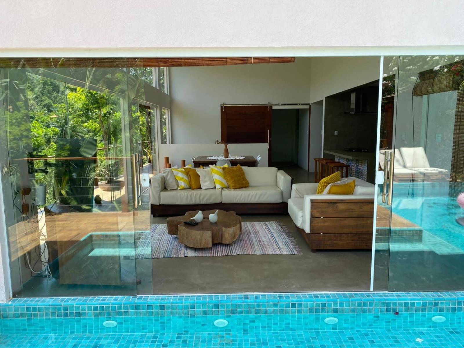 Casa com Piscina, 3 Suites, sala de estar e cozinha completa