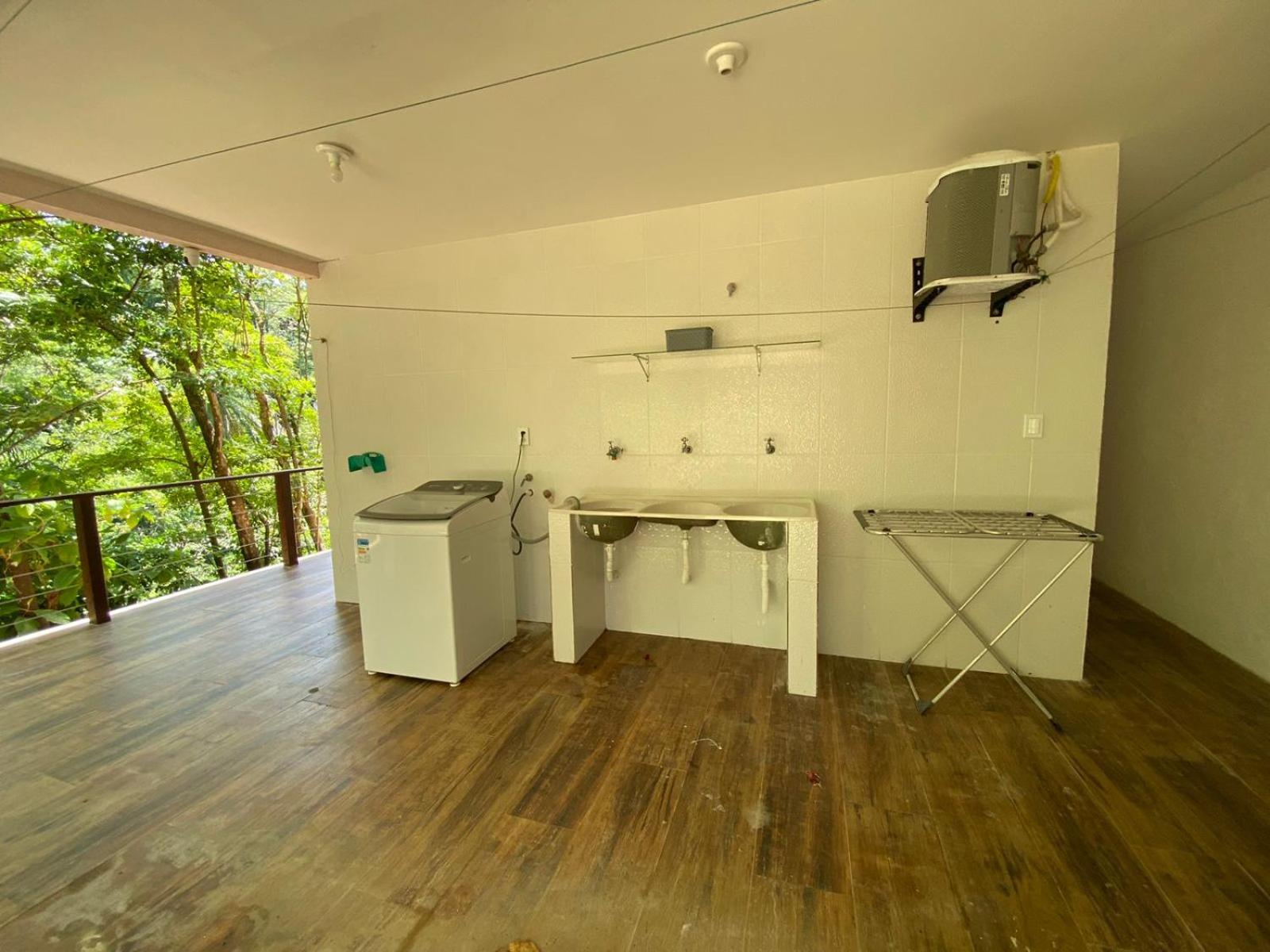 Casa com Piscina, 3 Suites, sala de estar e cozinha completa