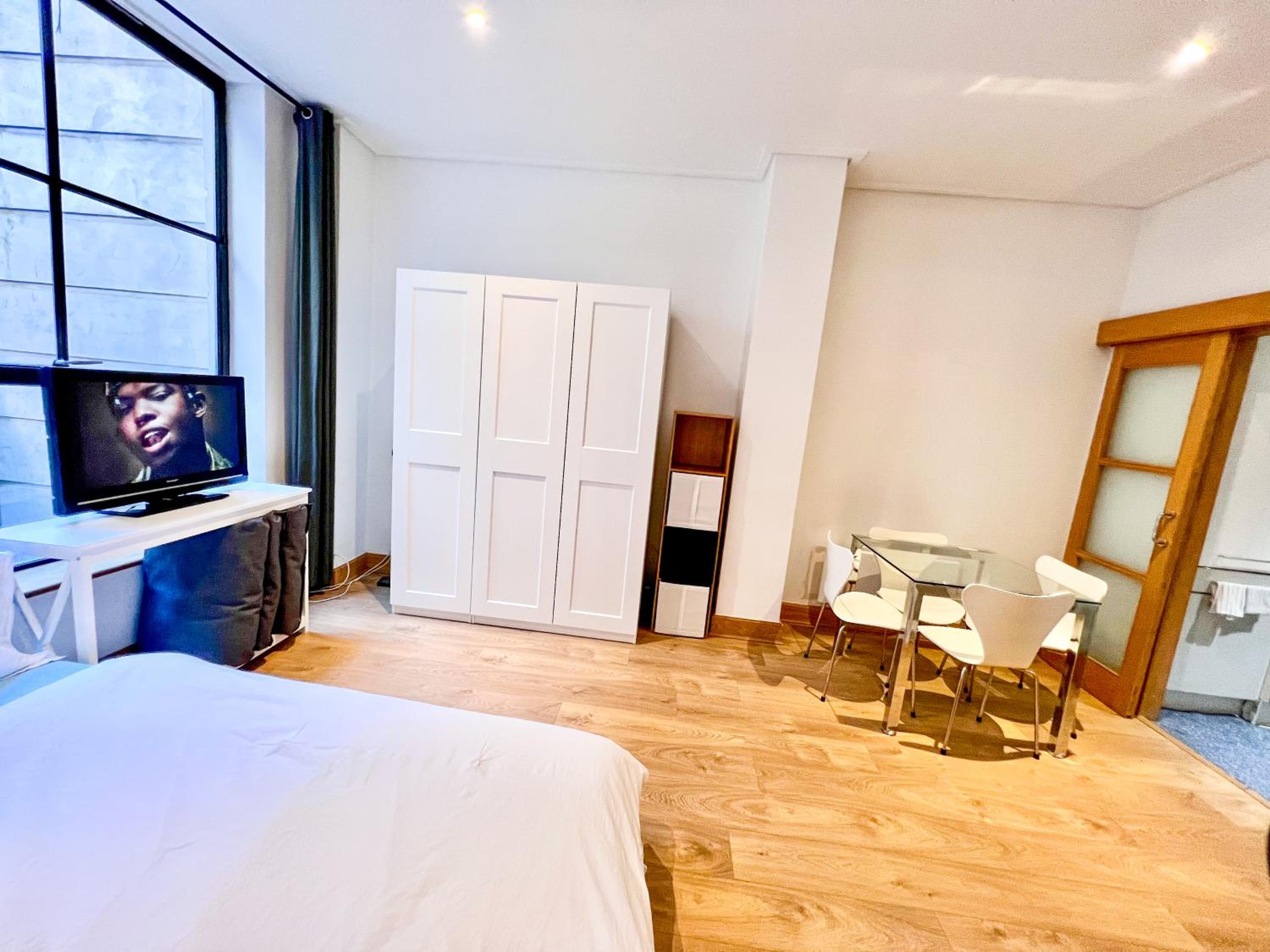 Excellent Entire Apartment Between St Pauls Cathedral and Covent Garden