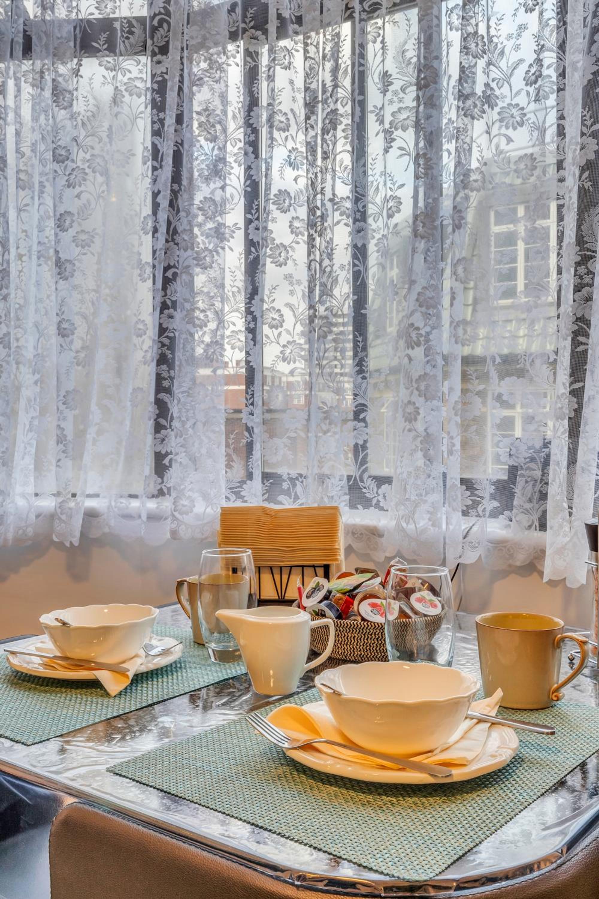 Central London, near Marble Arch, Oxford Street, Mayfair, One Bedroom Apartment