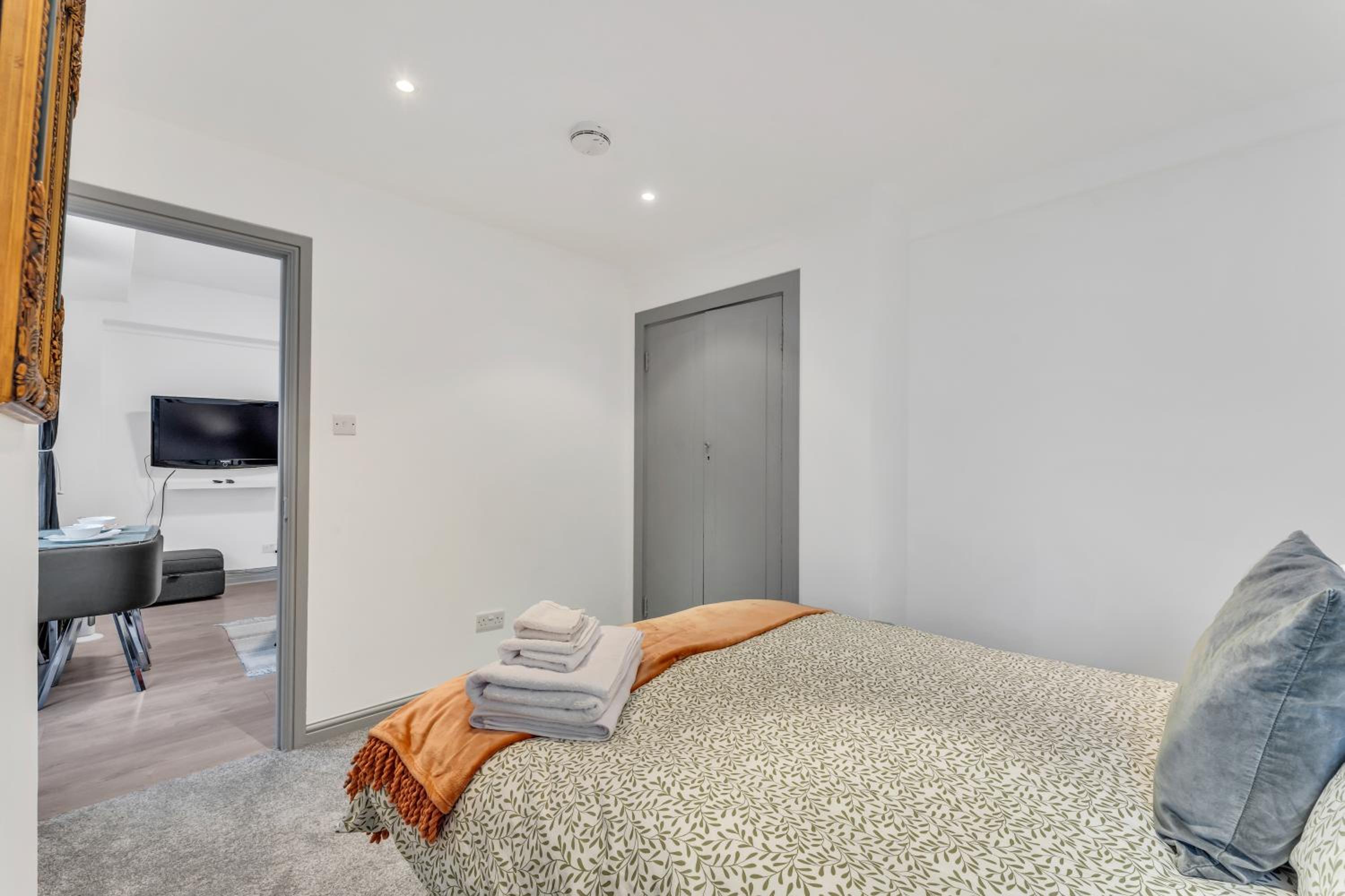 Central London, near Marble Arch, Oxford Street, Mayfair, One Bedroom Apartment