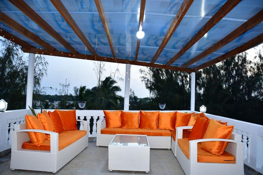 Zuri Luxe 2BR Penthouse- Silversands Beach Malindi view 4