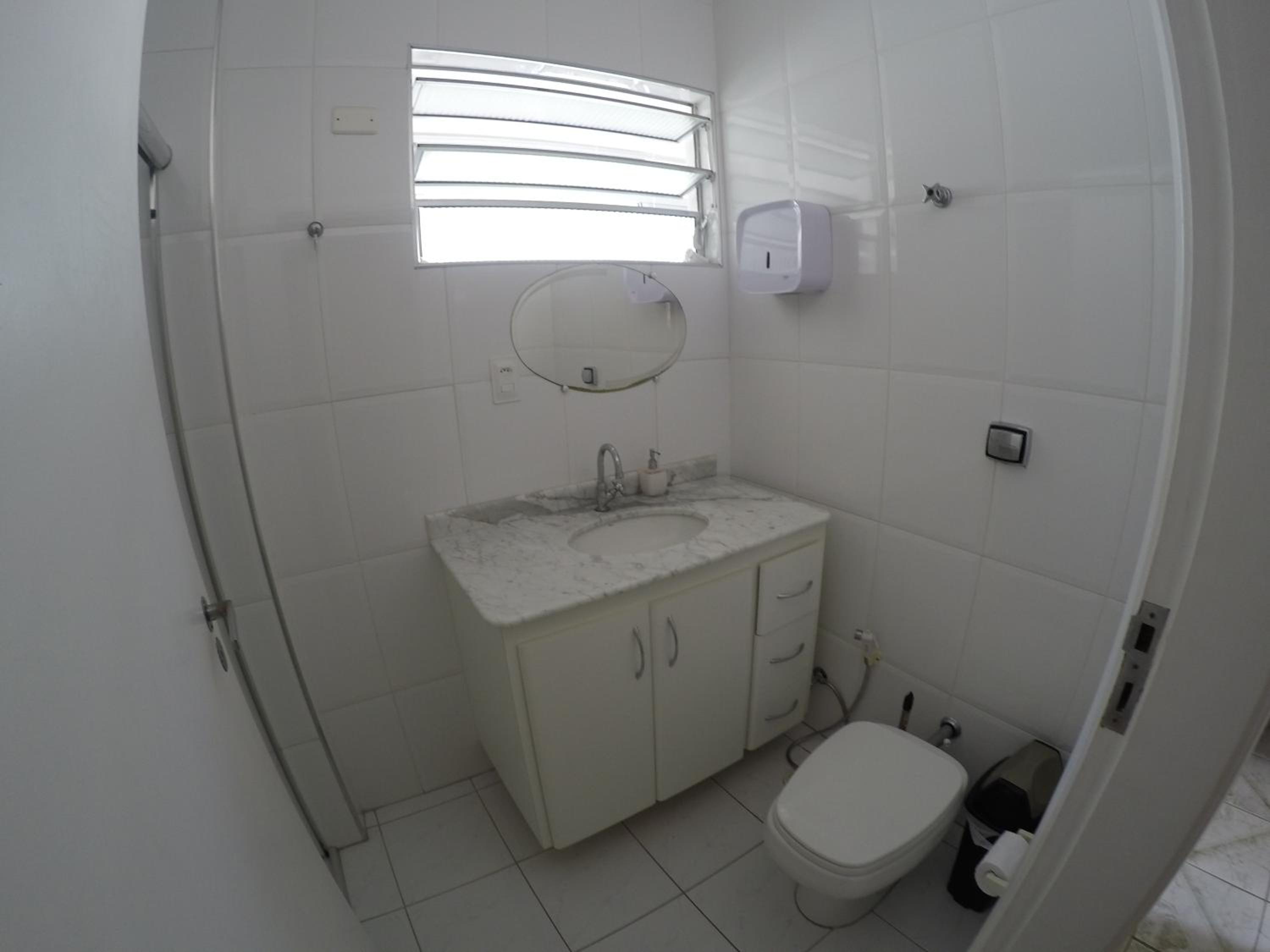 Apartamento Espaçoso a 300m da praia Enseada, Guaruja