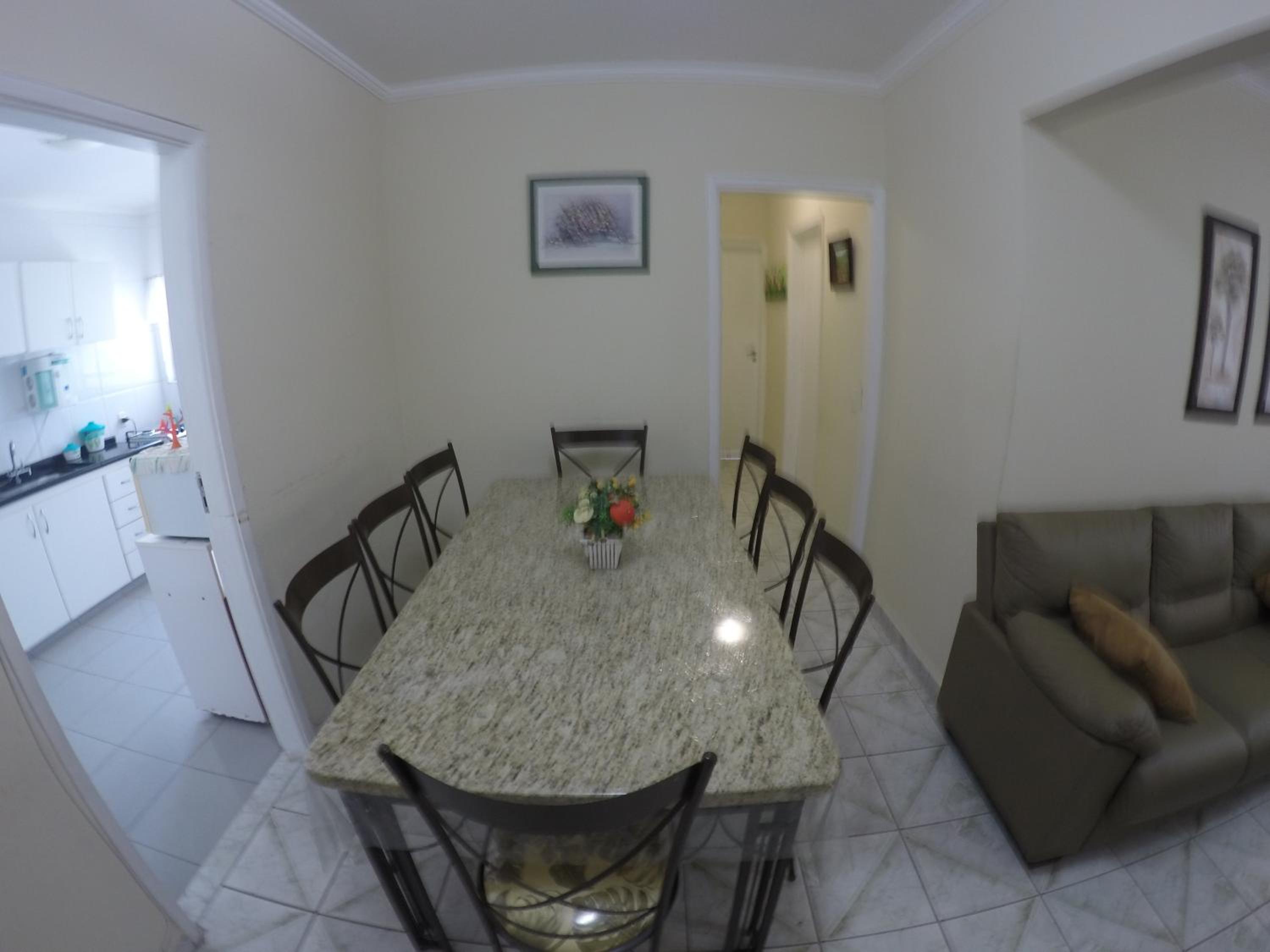 Apartamento Espaçoso a 300m da praia Enseada, Guaruja