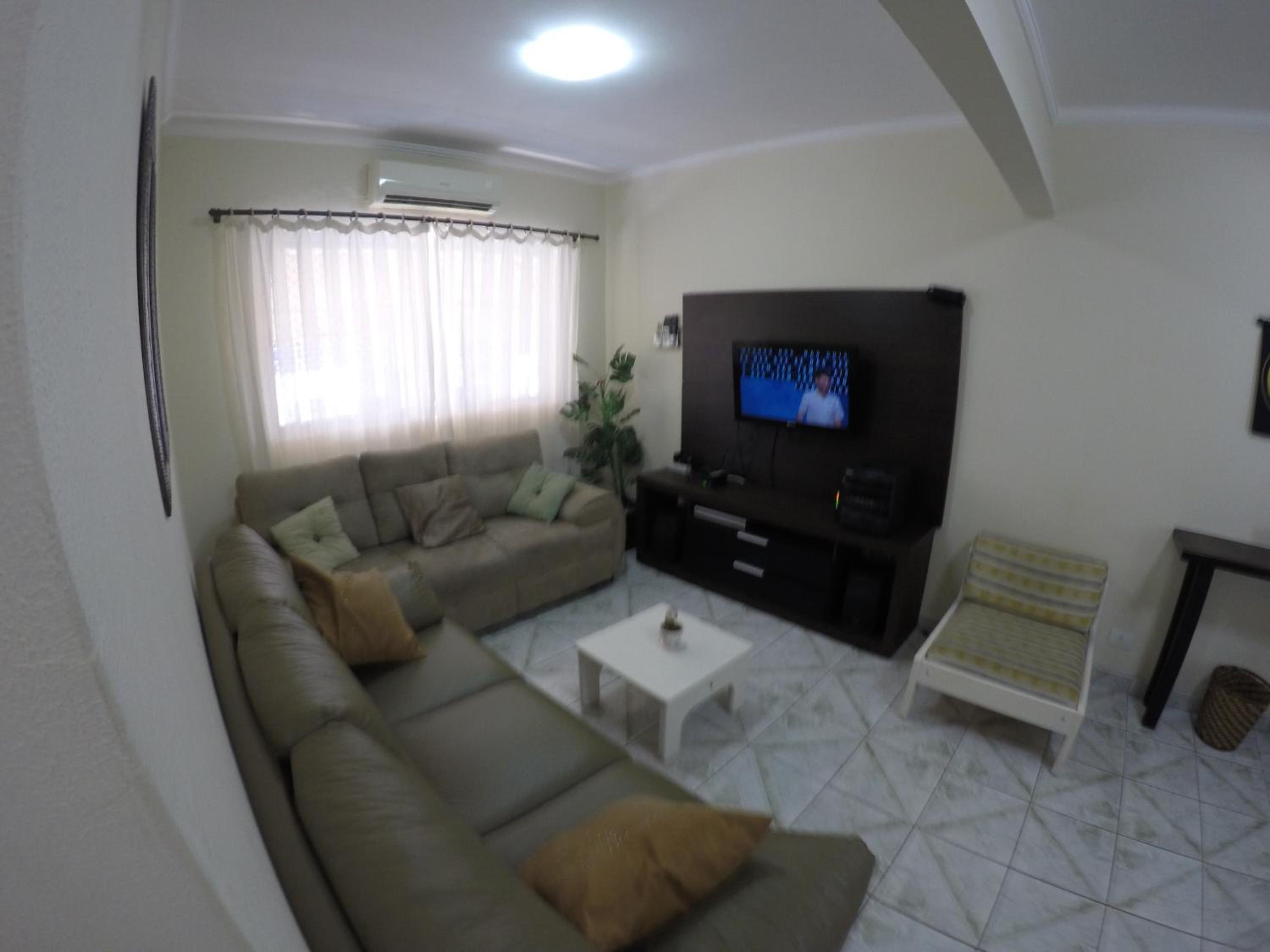 Apartamento Espaçoso a 300m da praia Enseada, Guaruja