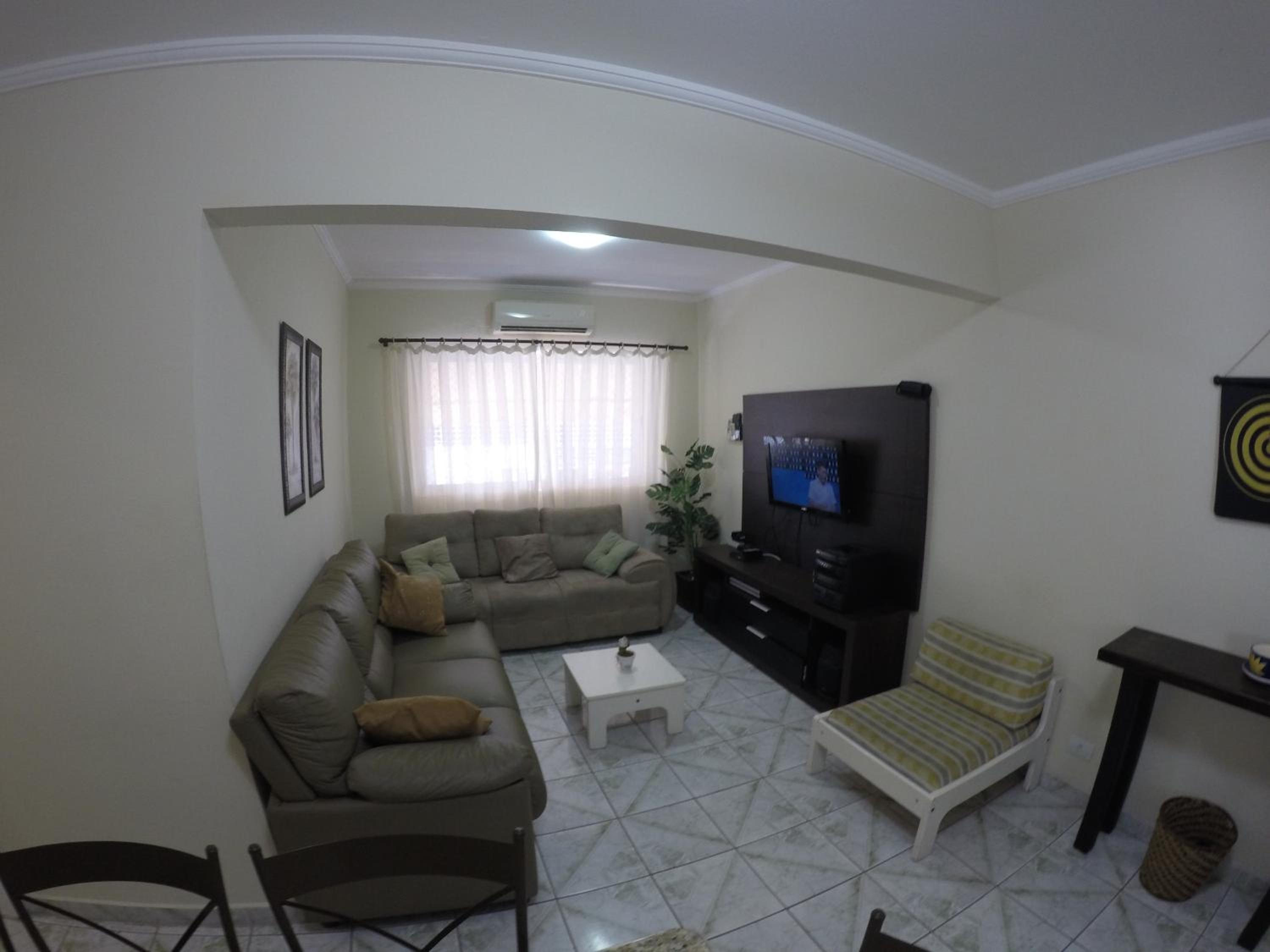 Apartamento Espaçoso a 300m da praia Enseada, Guaruja