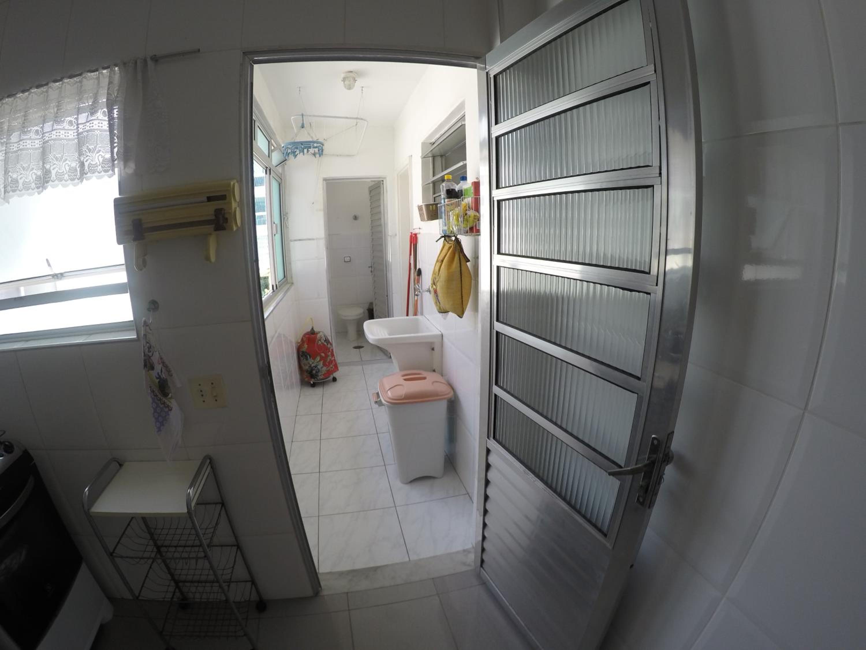 Apartamento Espaçoso a 300m da praia Enseada, Guaruja