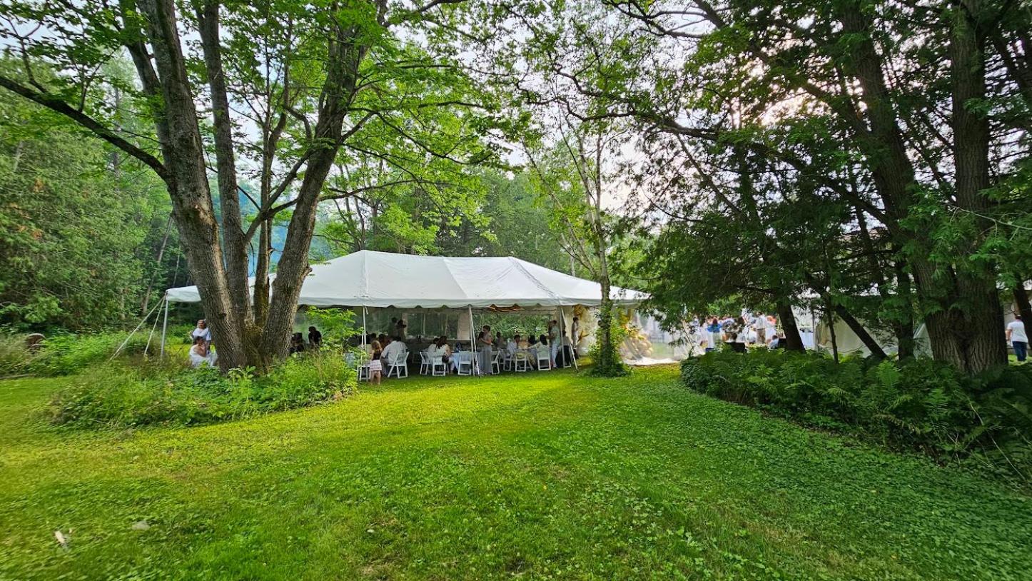 La Datcha 20 Acres Private Spa, with Pool, Jacuzzi & Wood Burning Sauna