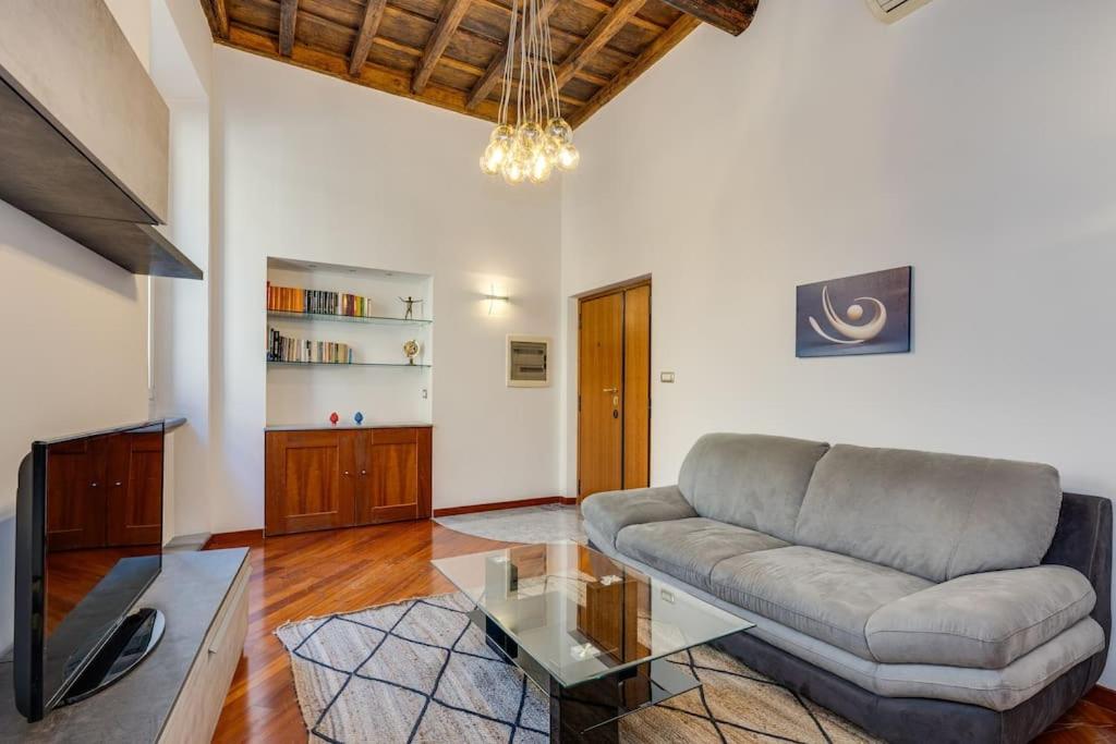 Spanish Steps Stylish Apartment