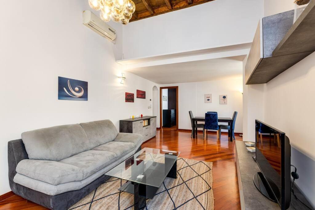 Spanish Steps Stylish Apartment
