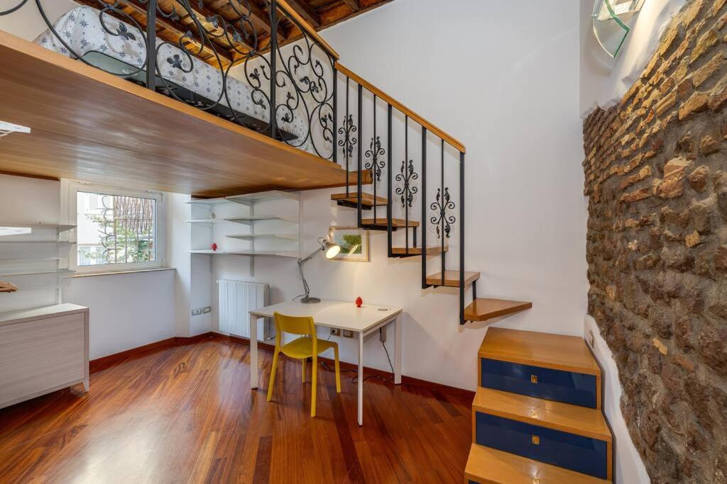 Spanish Steps Stylish Apartment
