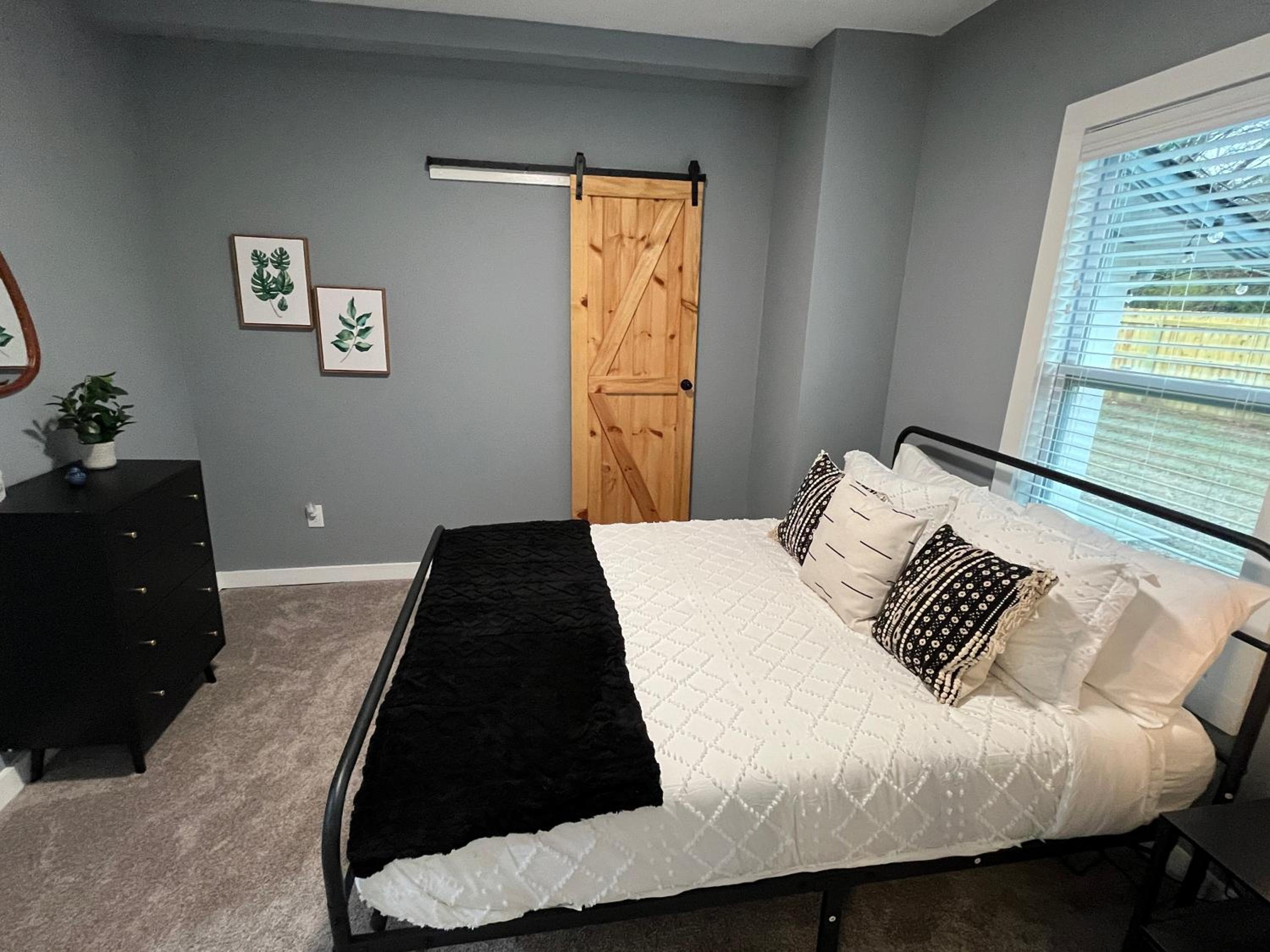 Mid Century 1/4 mile to Downtown Main Street - breweries, coffee, dining, shops view 4