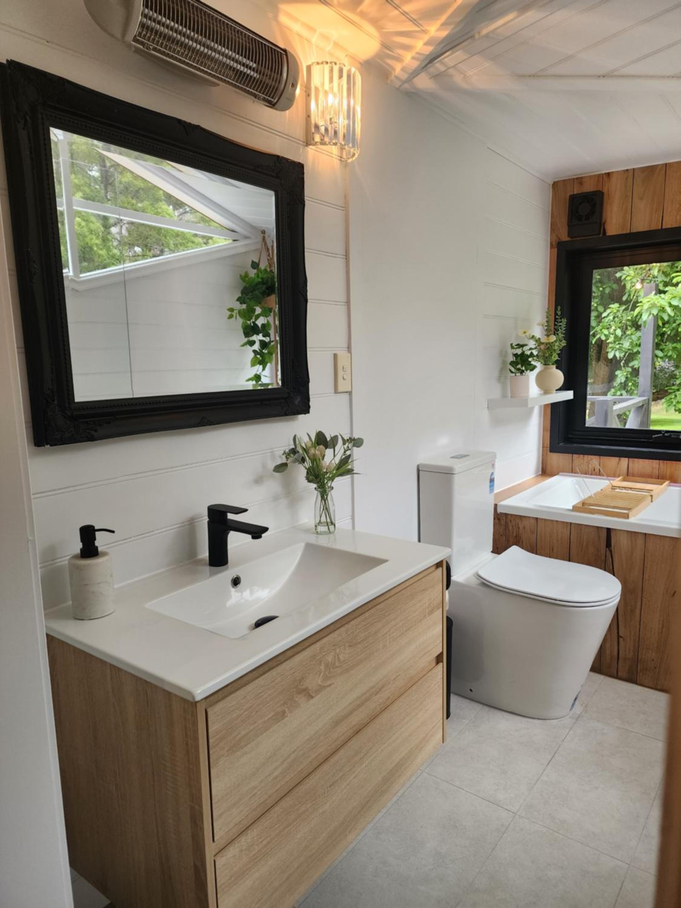 Daylesford - Frog Hollow Estate -THE COTTAGE - enjoy a relaxing and romantic night away in our gorgeous little one Bedroom ROMANTIC COTTAGE under the apple