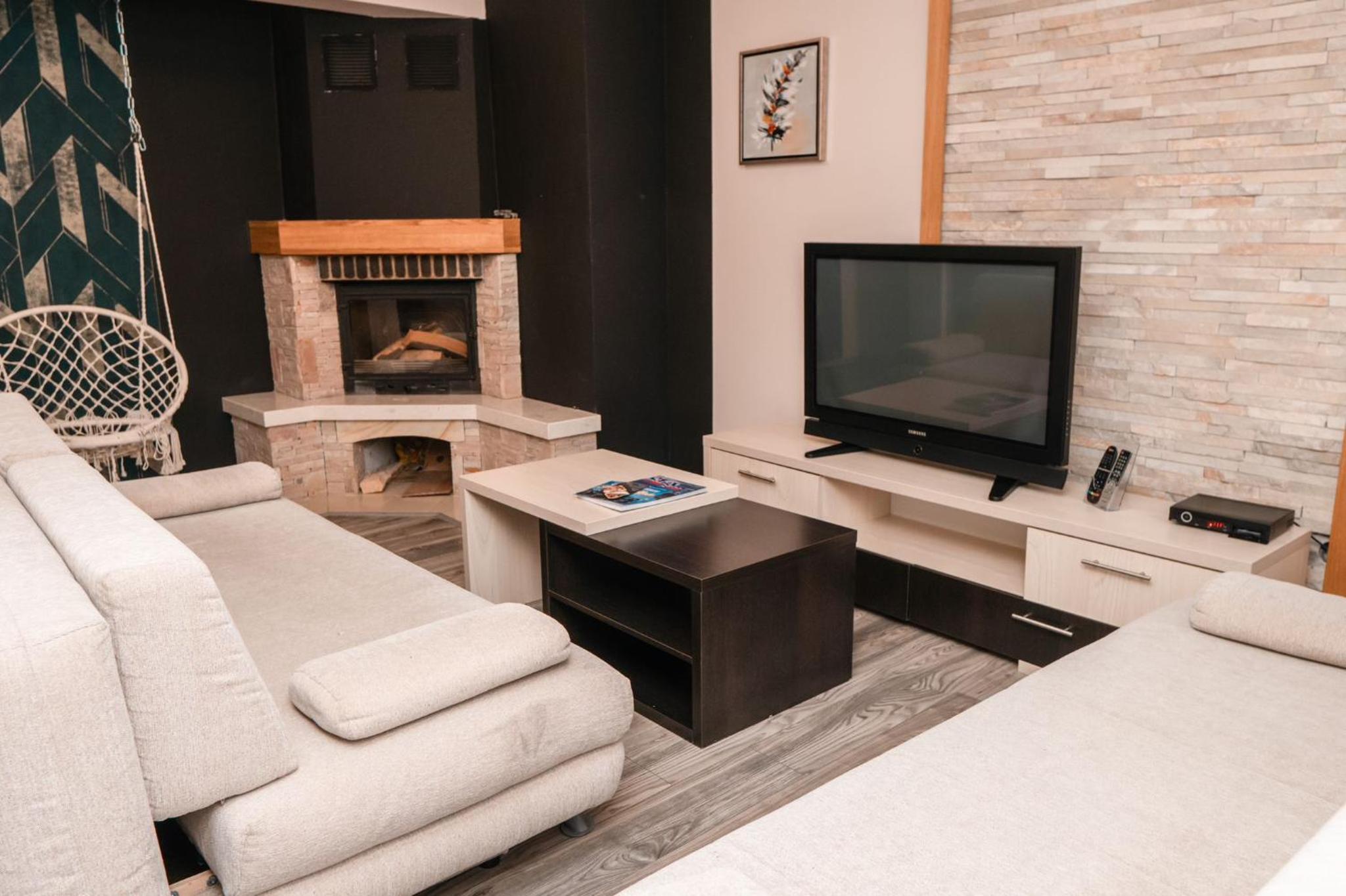 Apartments and rooms Max-Well