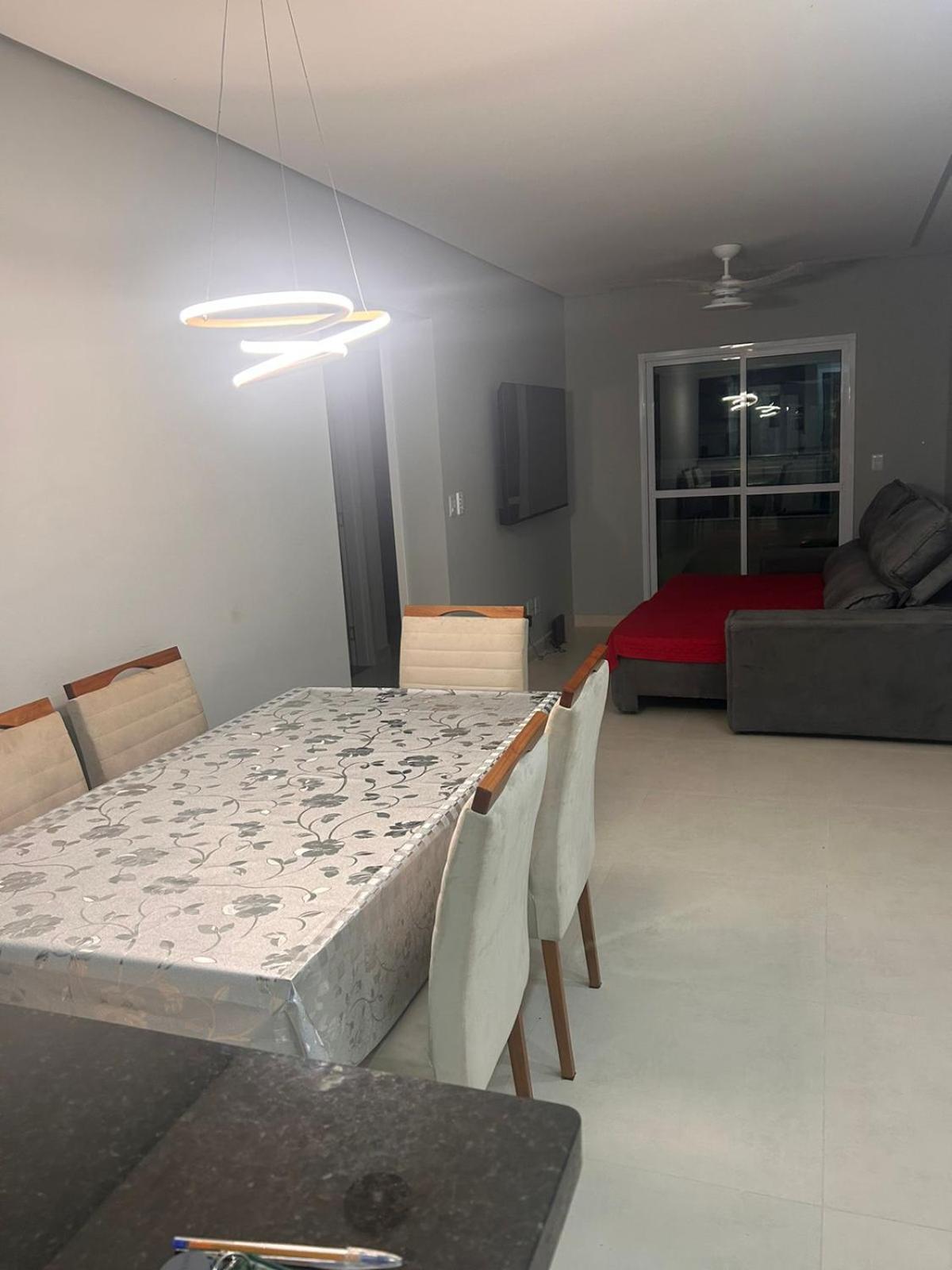 APTO BEIRA MAR - ACONCHEGANTE _ VARANDA GOURMET - WIFI - NETFLIX - TV A CABO - PRAIA GRANDE
