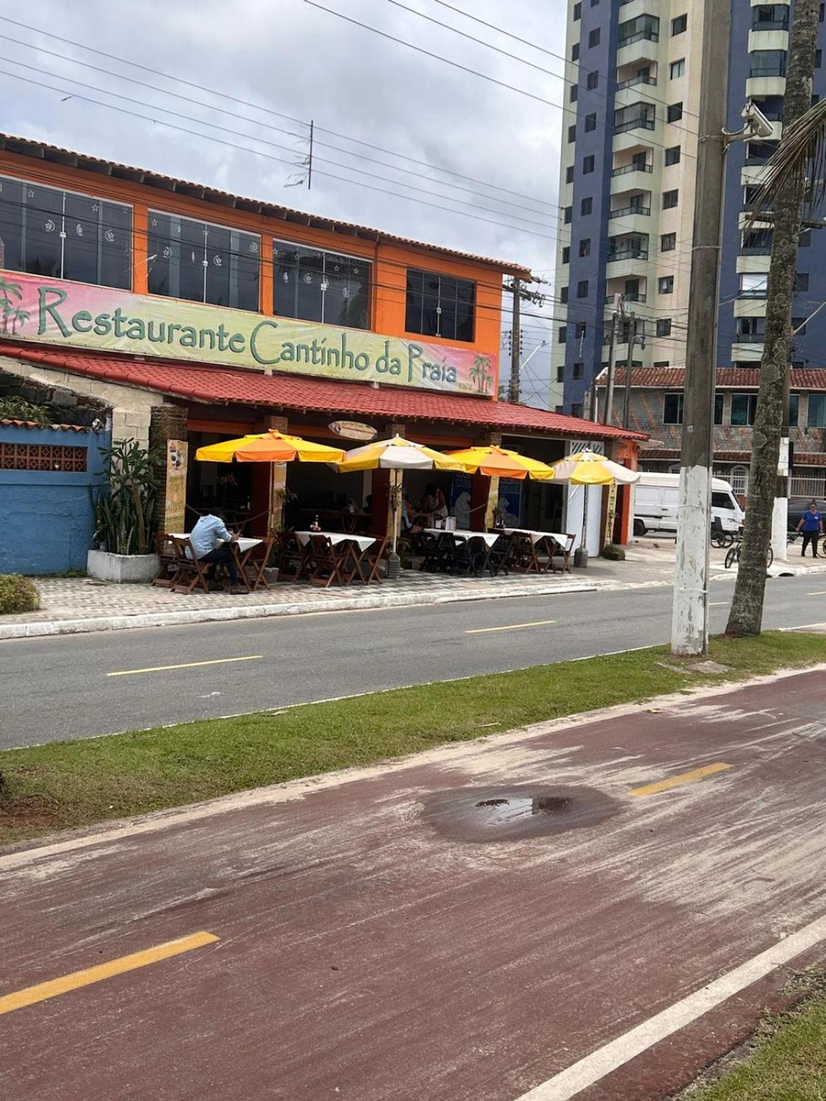 APTO BEIRA MAR - ACONCHEGANTE _ VARANDA GOURMET - WIFI - NETFLIX - TV A CABO - PRAIA GRANDE