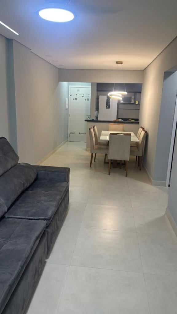 APTO BEIRA MAR - ACONCHEGANTE _ VARANDA GOURMET - WIFI - NETFLIX - TV A CABO - PRAIA GRANDE
