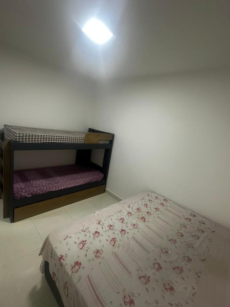 APTO BEIRA MAR - ACONCHEGANTE _ VARANDA GOURMET - WIFI - NETFLIX - TV A CABO - PRAIA GRANDE