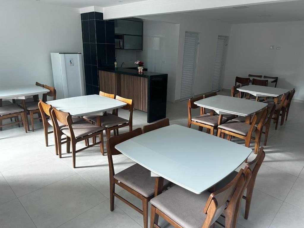 APTO BEIRA MAR - ACONCHEGANTE _ VARANDA GOURMET - WIFI - NETFLIX - TV A CABO - PRAIA GRANDE