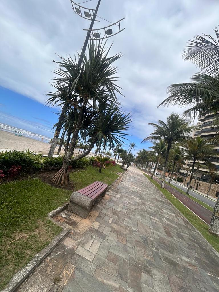 APTO BEIRA MAR - ACONCHEGANTE _ VARANDA GOURMET - WIFI - NETFLIX - TV A CABO - PRAIA GRANDE