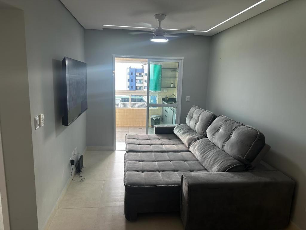 APTO BEIRA MAR - ACONCHEGANTE _ VARANDA GOURMET - WIFI - NETFLIX - TV A CABO - PRAIA GRANDE